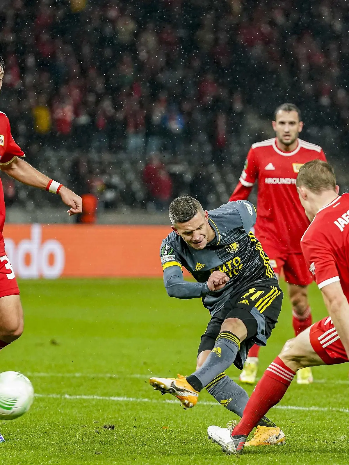 2021-11-04 21:14:02 BERLIN - Schuss von Bryan Linssen von Feyenoord während des Conference League-Spiels zwischen Union Berlin und Feyenoord im Olympiastadion am 4. November 2021 in Berlin, Deutschland. ANP TOM BODE
