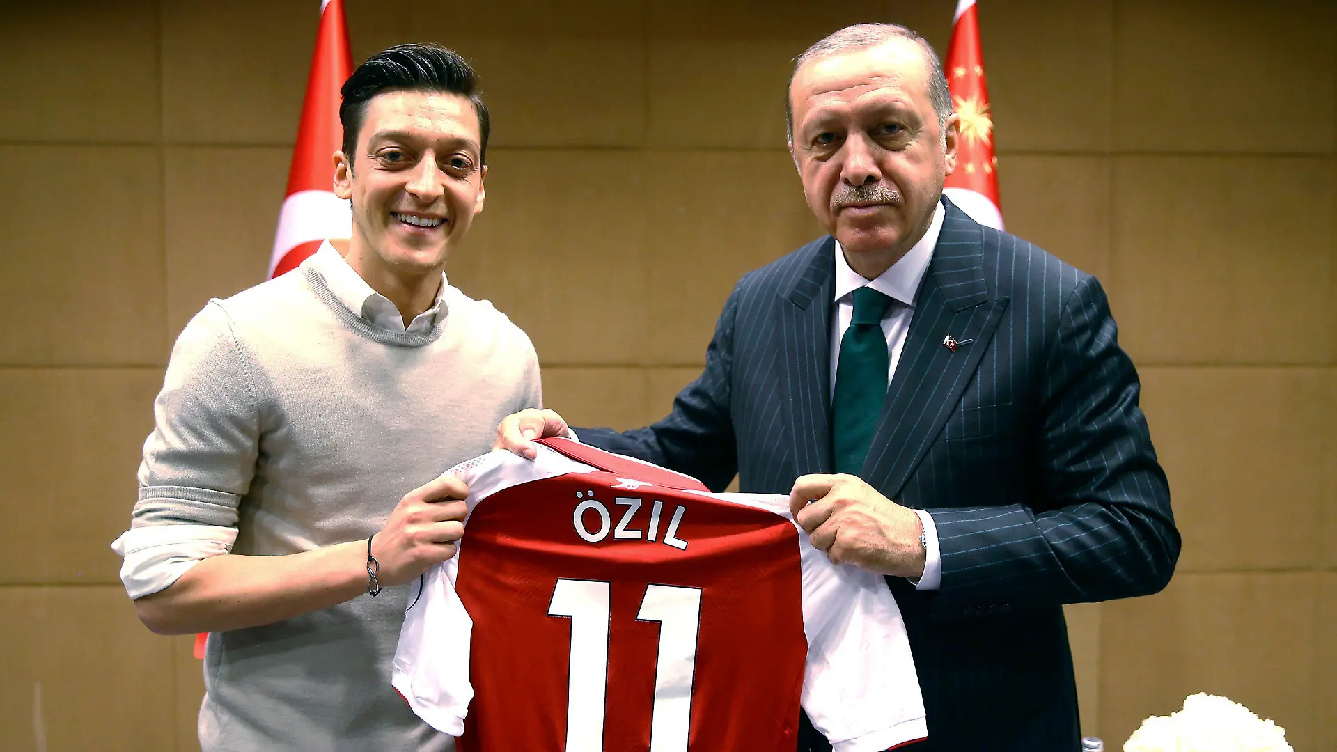 ARCHIV - 14.05.2018, Großbritannien, London: Recep Tayyip Erdogan (r), Staatspräsident der Türkei, hält zusammen mit Fußballspieler Mesut Özil vom englischen Premier League Verein FC Arsenal, ein Trikot von Özil. Der frühere Fußball-Weltmeister Mesut Özil hat am Tag der Präsidentschaftswahl in der Türkei einen Wahlaufruf für Amtsinhaber Recep Tayyip Erdogan gepostet. (zu dpa: «Özil postet Pro-Erdogan-Video zur Stichwahl in Türkei») Foto: -/Pool Presdential Press Service/AP/dpa +++ dpa-Bildfunk +++