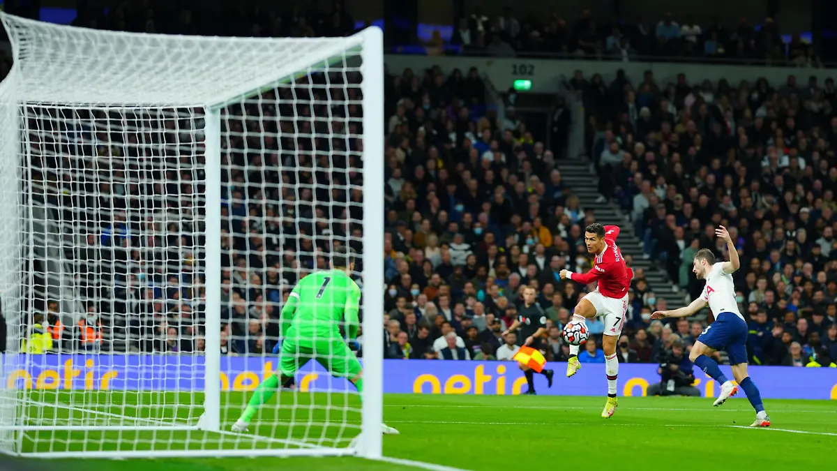 Mandatory Credit: Photo by Javier Garcia/Shutterstock 12578029ho Cristiano Ronaldo of Manchester United, ManU scores the opening goal Tottenham Hotspur v Manchester United, Premier League, Football, Tottenham Hotspur Stadium, London, UK - 30 Oct 2021 EDITORIAL USE ONLY No use with unauthorised audio, video, data, fixture lists, club/league logos or live services. Online in-match use limited to 120 images, no video emulation. No use in betting, games or single club/league/player publications. Tottenham Hotspur v Manchester United, Premier League, Football, Tottenham Hotspur Stadium, London, UK - 30 Oct 2021 EDITORIAL USE ONLY No use with unauthorised audio, video, data, fixture lists, club/league logos or live services. Online in-match use limited to 120 images, no video emulation. No use in betting, games or single club/league/player publications. PUBLICATIONxINxGERxSUIxAUTXHUNxGRExMLTxCYPxROMxBULxUAExKSAxONLY Copyright: xJavierxGarcia/Shutterstockx 12578029ho