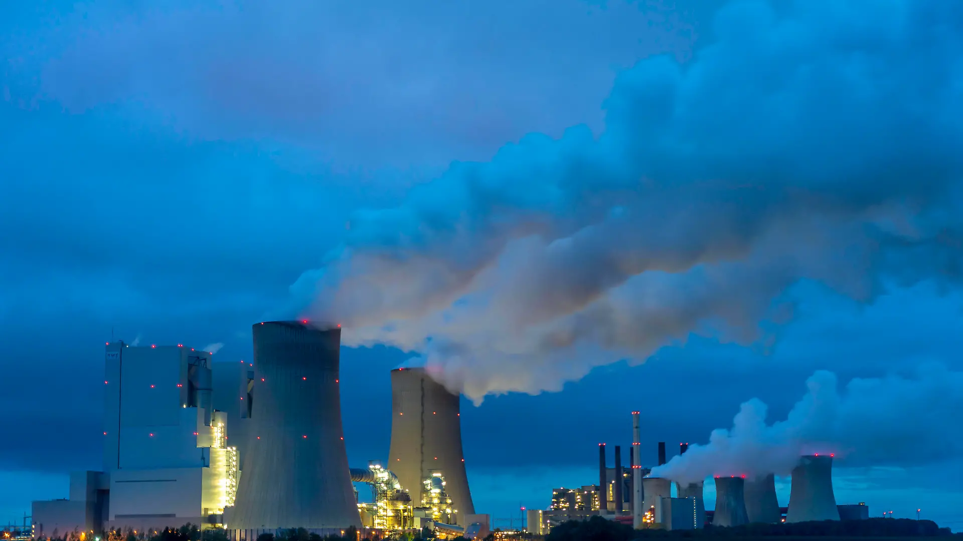 News Bilder des Tages Braunkohlekraftwerk Neurath, Kraftwerksblöcke A - E, Kühltürme, Stadt Grevenbroich, NRW, Deutschland Braunkohlekraftwerk *** Lignite-fired power plant Neurath, power plant units A E, cooling towers, city of Grevenbroich, NRW, Germany Lignite-fired power plant