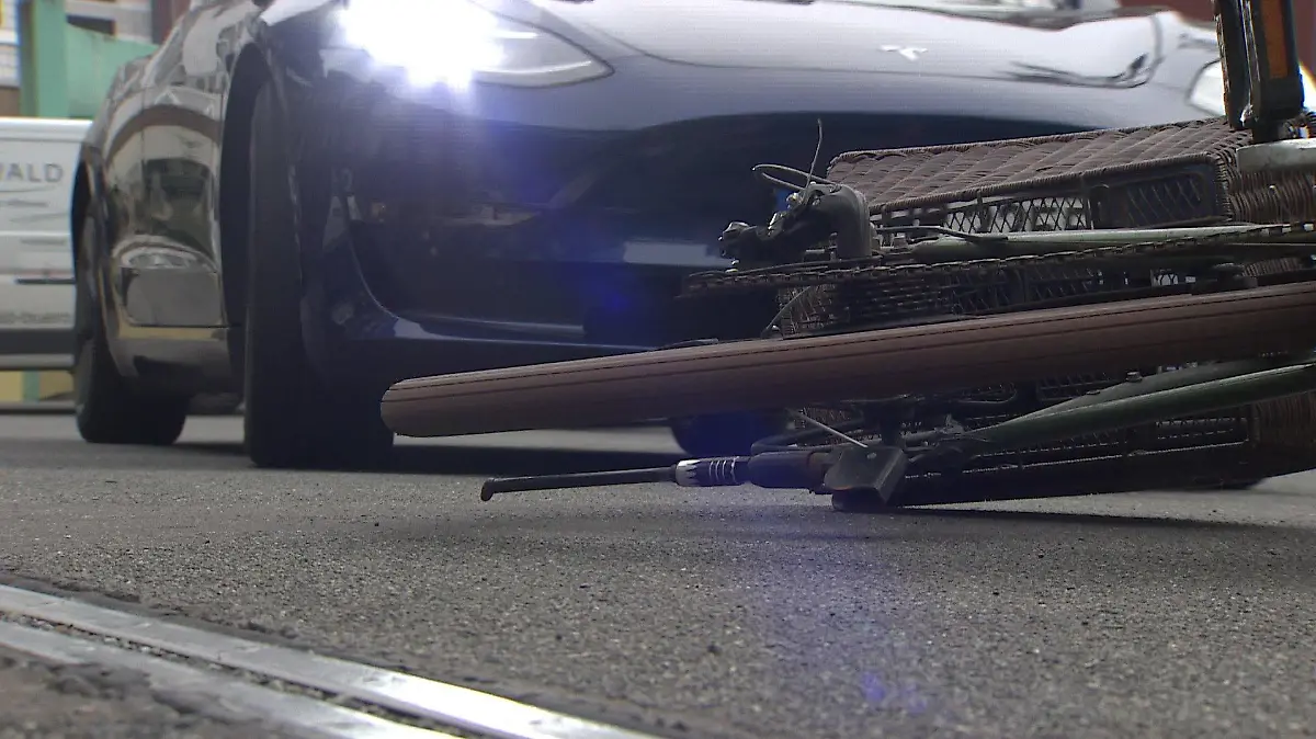 Die angeklagte Autofahrerin soll ihre Nachbarin im Januar 2018 mit Absicht überfahren haben. (Nachgestellte Szene))