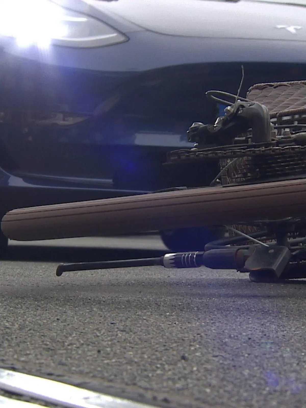 Die angeklagte Autofahrerin soll ihre Nachbarin im Januar 2018 mit Absicht überfahren haben. (Nachgestellte Szene))