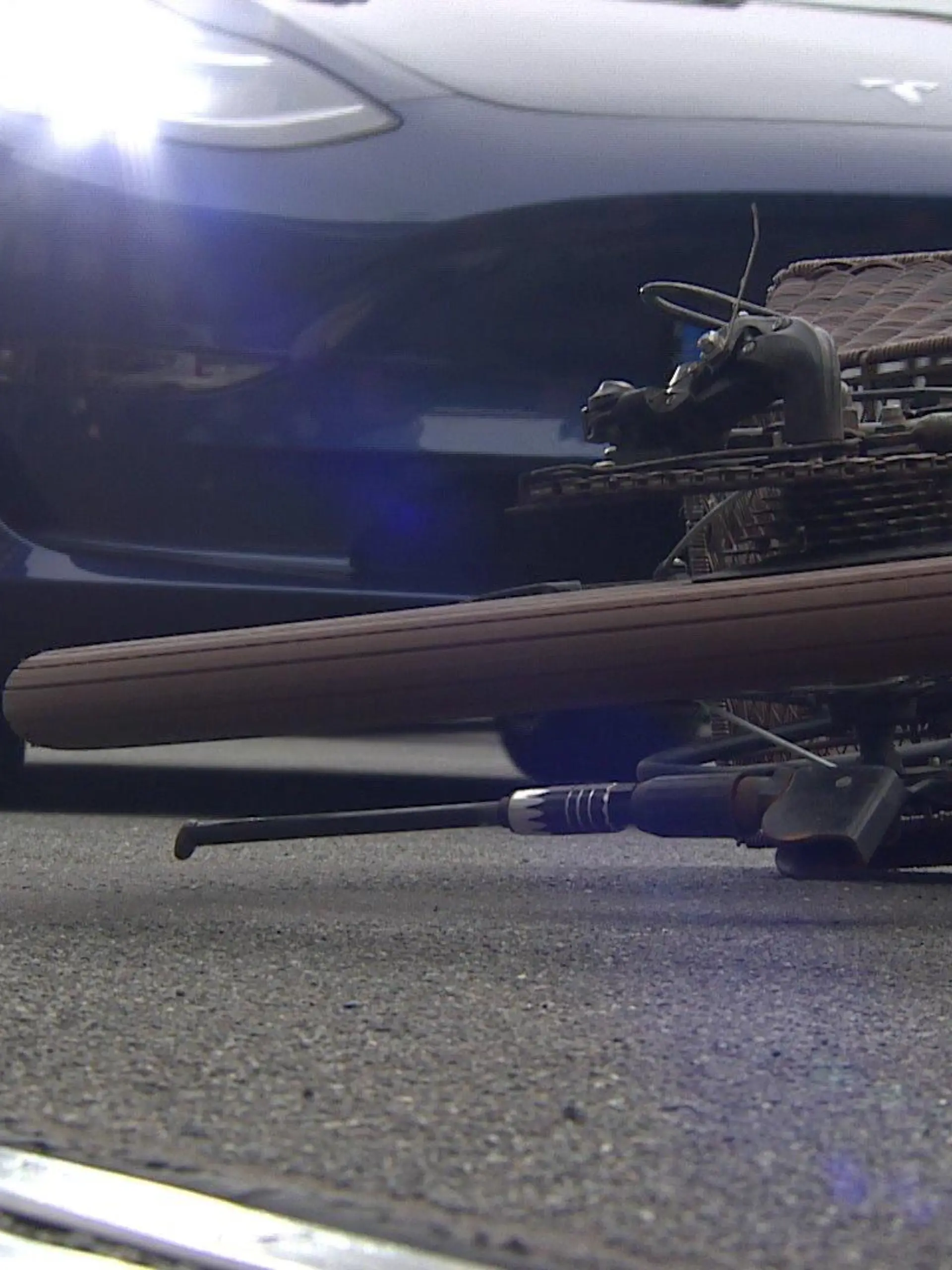 Die angeklagte Autofahrerin soll ihre Nachbarin im Januar 2018 mit Absicht überfahren haben. (Nachgestellte Szene))