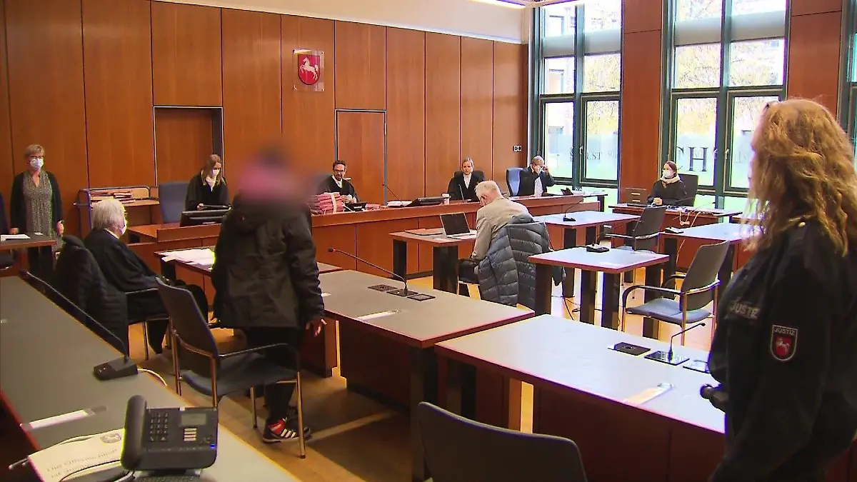 Über vier Stunden nach dem geplanten Start der Verhandlungen erscheint die Angeklagte endlich vor Gericht. Allerdings unfreiwillig und in Handschellen.