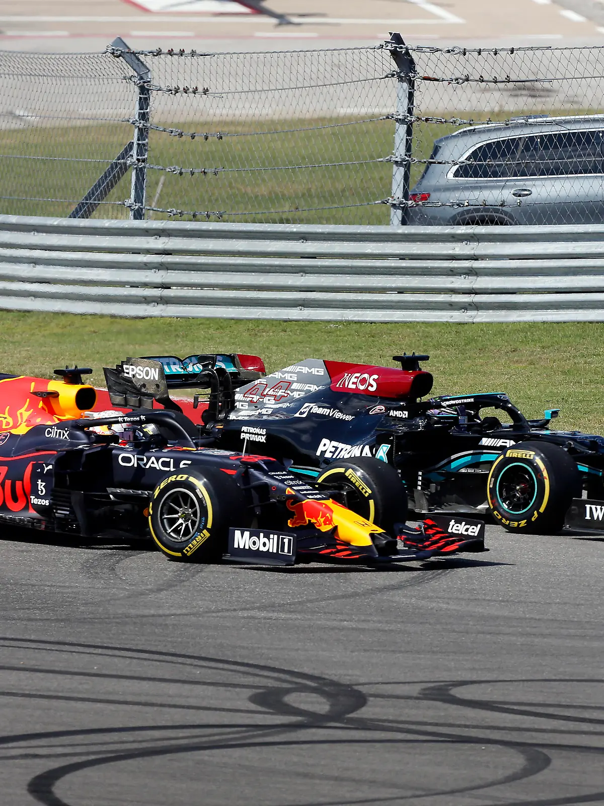  AUSTIN, TX - OCTOBER 24: Red Bull Racing Honda driver Max Verstappen 33 NED and Mercedes-AMG Petronas driver Lewis Hamilton 44 GBR make a turn during the F1 Aramco United States Grand Prix on October 24, 2021 at the Circuit of the Americas in Austin, TX. Photo by Adam Davis/Icon Sportswire AUTO: OCT 24 F1 - Aramco United States Grand Prix Icon2110245801