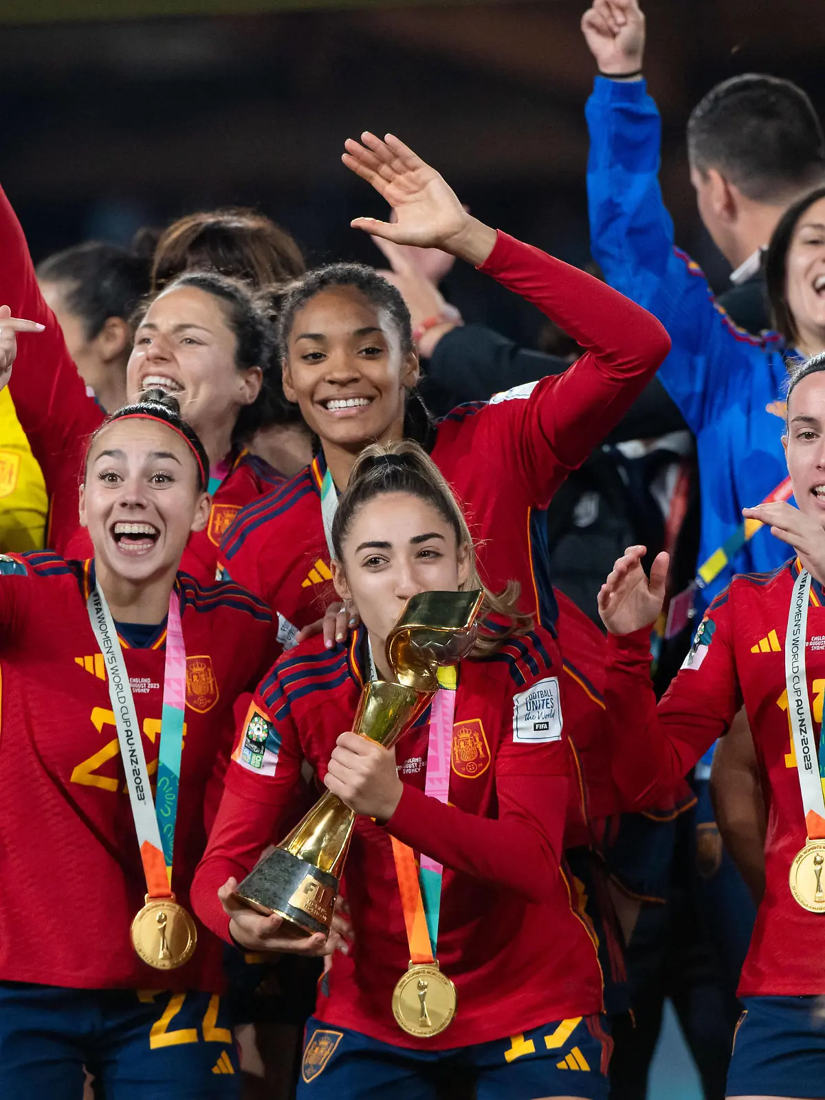 Olga Carmona Spanien, 19, Athenea del Castillo Spanien, 22 Salma Paralluelo Spanien, 18 und Team jubeln mit WM Pokal auf dem Podium bei der Siegerehrung ueber den Sieg und Titel als Weltmeisterinnen, AUS, Spanien vs England, FIFA Frauen Fussball Weltmeisterschaft Australien 2023, Finale, 20.08.2023 AUS, Spanien vs England, FIFA Frauen Fussball Weltmeisterschaft Australien 2023, Finale, 20.08.2023 Sydney *** Olga Carmona Spain, 19 , Athenea del Castillo Spain, 22 Salma Paralluelo Spain, 18 and team cheer with World Cup trophy on podium at award ceremony for victory and title as World Champions, AUS, Spain vs England, FIFA Womens World Cup Australia 2023, Final, 20 08 2023 AUS, Spain vs England, FIFA Womens World Cup Australia 2023, Final, 20 08 2023 Sydney Copyright: xEibner-Pressefoto/Memmlerx EP_MMR