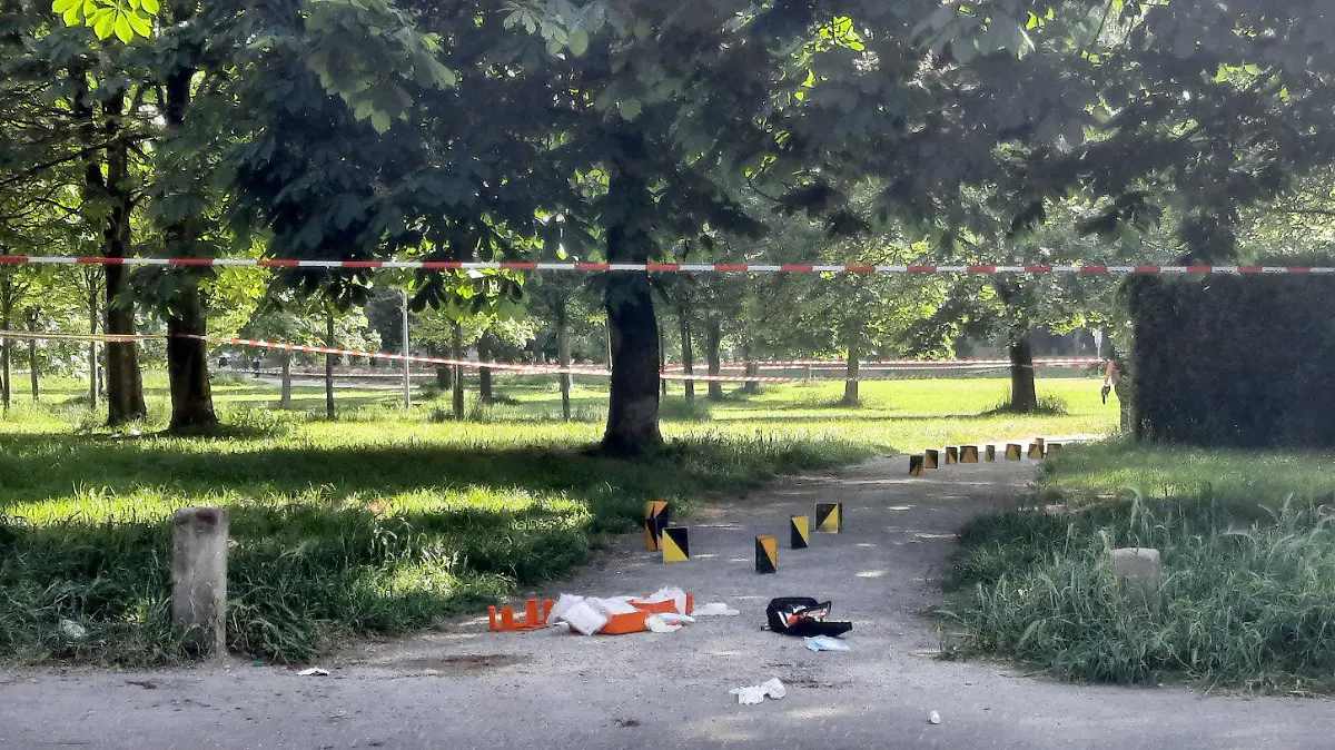27.05.2023, Nordrhein-Westfalen, Köln-Mülheim: Markierungen der Polizei dokumentieren den Tatort in einem abgesperrten Bereich im Böcking-Park. Bei einer Schießerei ist ein Mann tödlich verletzt worden, eine Frau sei verletzt in ein Krankenhaus gebracht worden, sagte ein Polizeisprecher. An der Auseinandersetzung seien mehrere Personen beteiligt gewesen. Zu dem Schusswechsel sei es auf offener Straße nur wenige hundert Meter von der Polizeiwache Mülheim entfernt gekommen. Foto: Sascha Thelen/dpa +++ dpa-Bildfunk +++