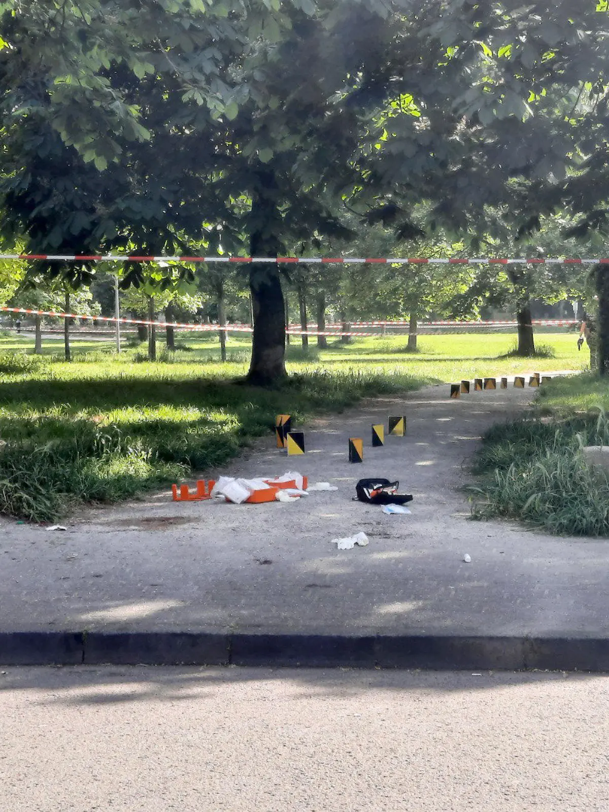 27.05.2023, Nordrhein-Westfalen, Köln-Mülheim: Markierungen der Polizei dokumentieren den Tatort in einem abgesperrten Bereich im Böcking-Park. Bei einer Schießerei ist ein Mann tödlich verletzt worden, eine Frau sei verletzt in ein Krankenhaus gebracht worden, sagte ein Polizeisprecher. An der Auseinandersetzung seien mehrere Personen beteiligt gewesen. Zu dem Schusswechsel sei es auf offener Straße nur wenige hundert Meter von der Polizeiwache Mülheim entfernt gekommen. Foto: Sascha Thelen/dpa +++ dpa-Bildfunk +++