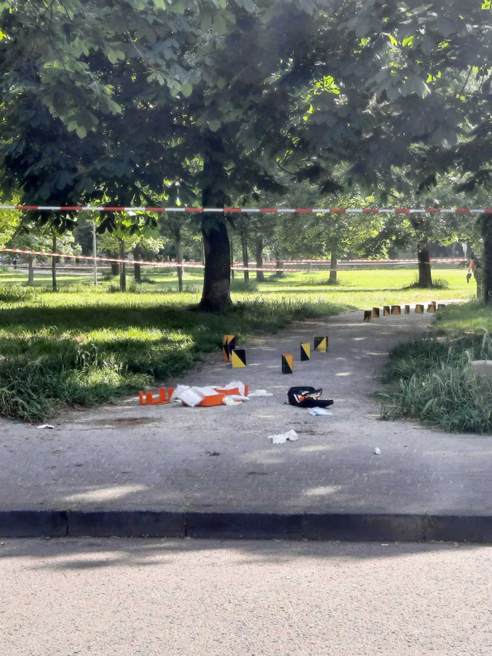 27.05.2023, Nordrhein-Westfalen, Köln-Mülheim: Markierungen der Polizei dokumentieren den Tatort in einem abgesperrten Bereich im Böcking-Park. Bei einer Schießerei ist ein Mann tödlich verletzt worden, eine Frau sei verletzt in ein Krankenhaus gebracht worden, sagte ein Polizeisprecher. An der Auseinandersetzung seien mehrere Personen beteiligt gewesen. Zu dem Schusswechsel sei es auf offener Straße nur wenige hundert Meter von der Polizeiwache Mülheim entfernt gekommen. Foto: Sascha Thelen/dpa +++ dpa-Bildfunk +++