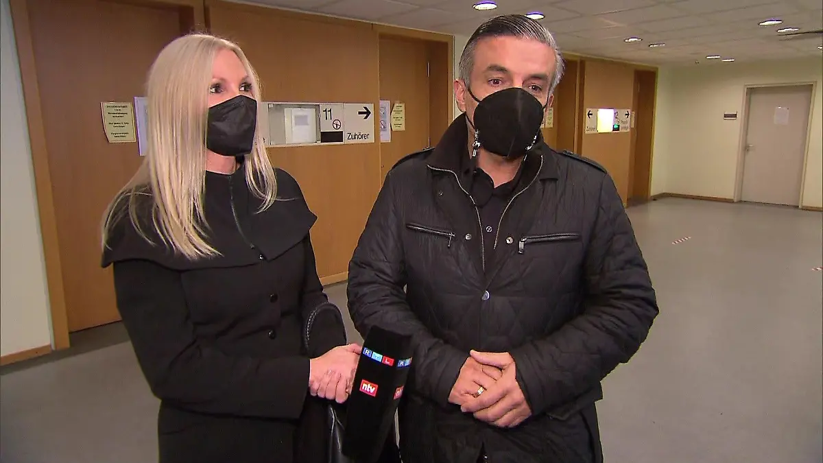 Constanze und Mario von Pallandt im Frankfurter Amtsgericht.