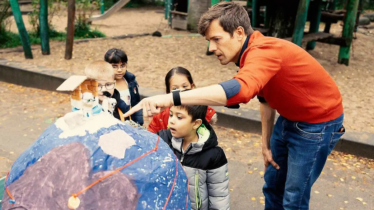 RTL-Moderator Maik Meuser und Kita-Kinder in Hamburg