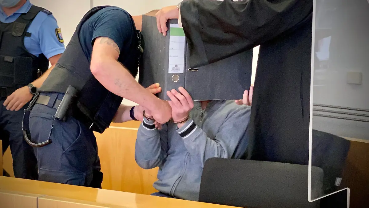 Mordprozess in Hanau: Der Angeklagte Ingo K. hat sich zum Prozessauftakt hinter einem Aktenordner versteckt.