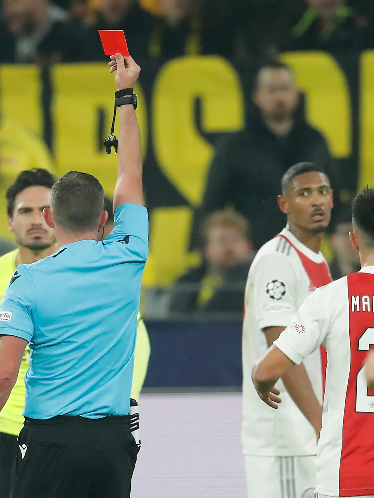 DORTMUND, 03-11-2021 Signal Iduna Park, football, UEFA Champions League, season 2021 / 2022, referee Michael Oliver showing Dortmund player Mats Hummels a red card after a foul on Ajax player Antony during the match Dortmund - Ajax