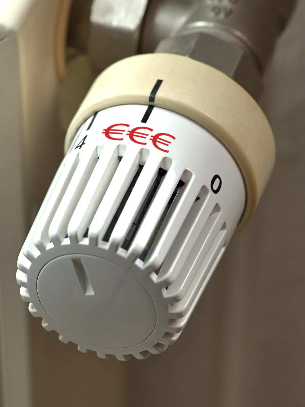 Ein manuelles Thermostat an einem Heizkörper mit drei roten Euro-Zeichenals Aufdruck. Symbolbild in Bezug auf die stark steigenden Energiepreise [M].