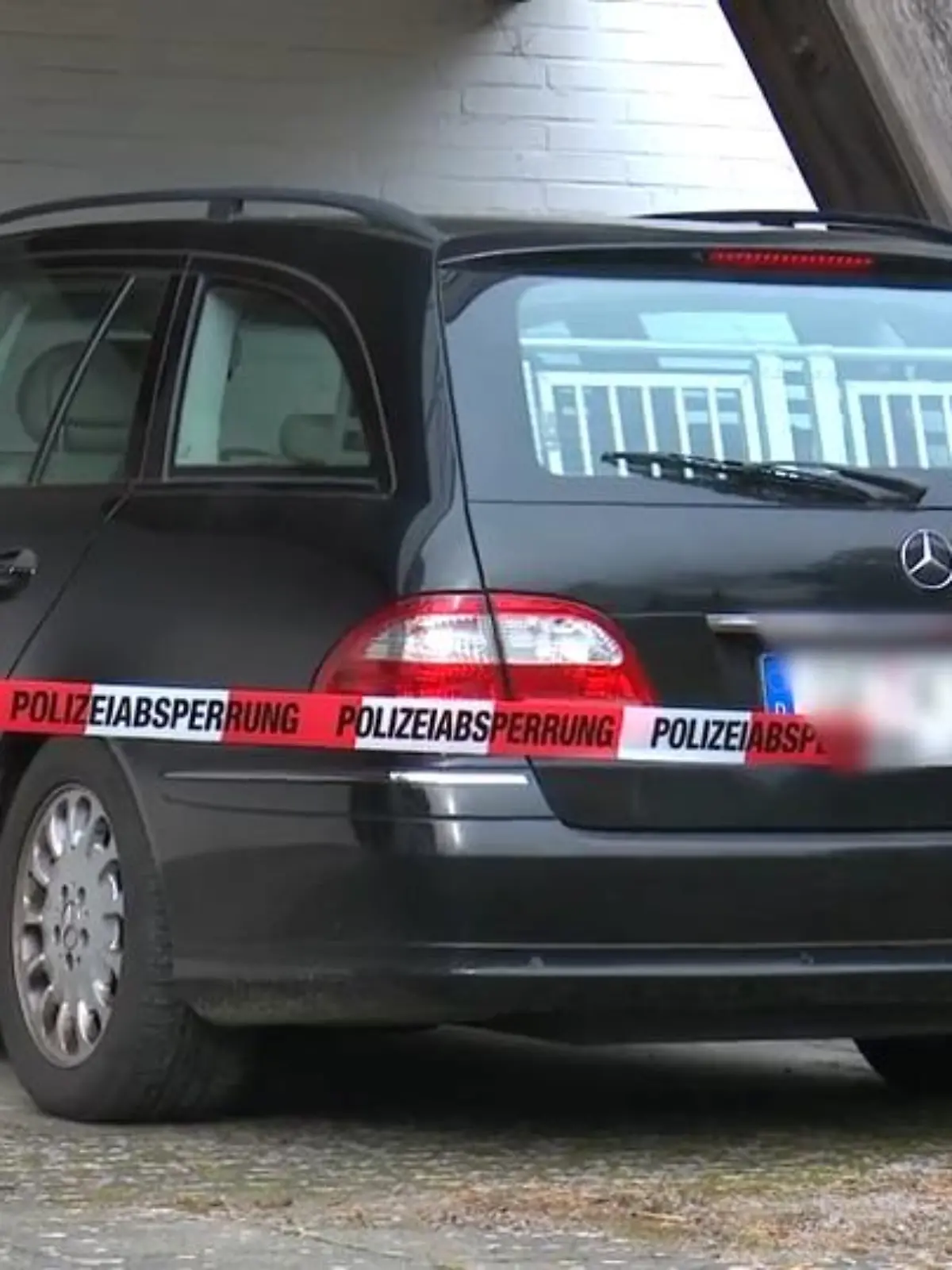 Bild zu: "Rentner kracht mit Auto in Kirche"