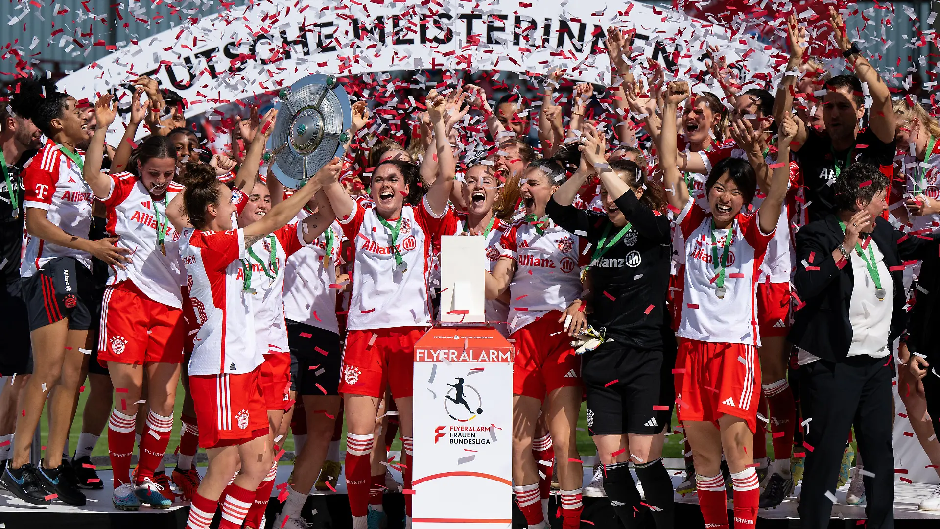 Fußball, Frauen: Bundesliga, Bayern München - Turbine Potsdam, 22. Spieltag am FC Bayern Campus. Die Spielerinnen von München jubeln nach dem Spiel mit der Meisterschale.
