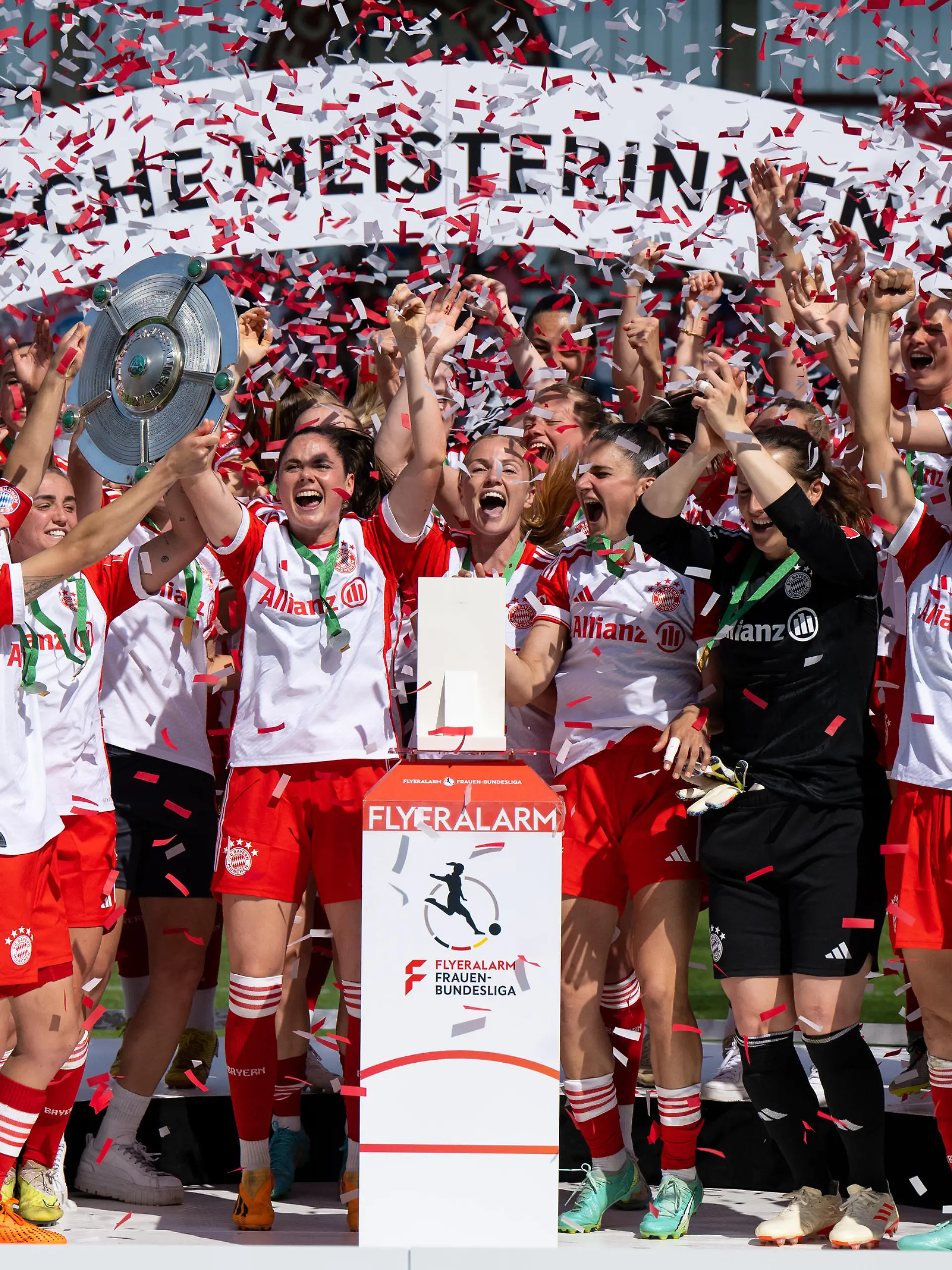 Fußball, Frauen: Bundesliga, Bayern München - Turbine Potsdam, 22. Spieltag am FC Bayern Campus. Die Spielerinnen von München jubeln nach dem Spiel mit der Meisterschale.