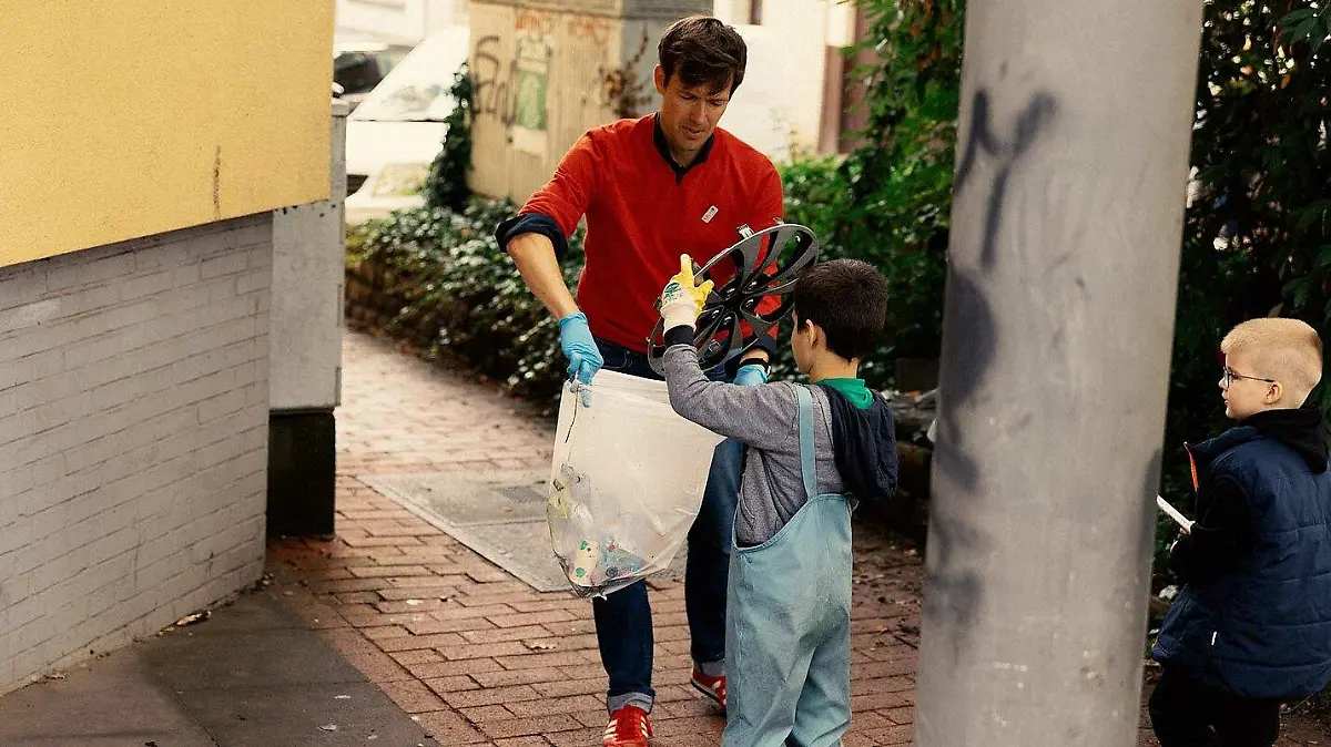 Maik Meuser packt gemeinsam mit Kita-Kindern gegen Umweltverschmutzung an