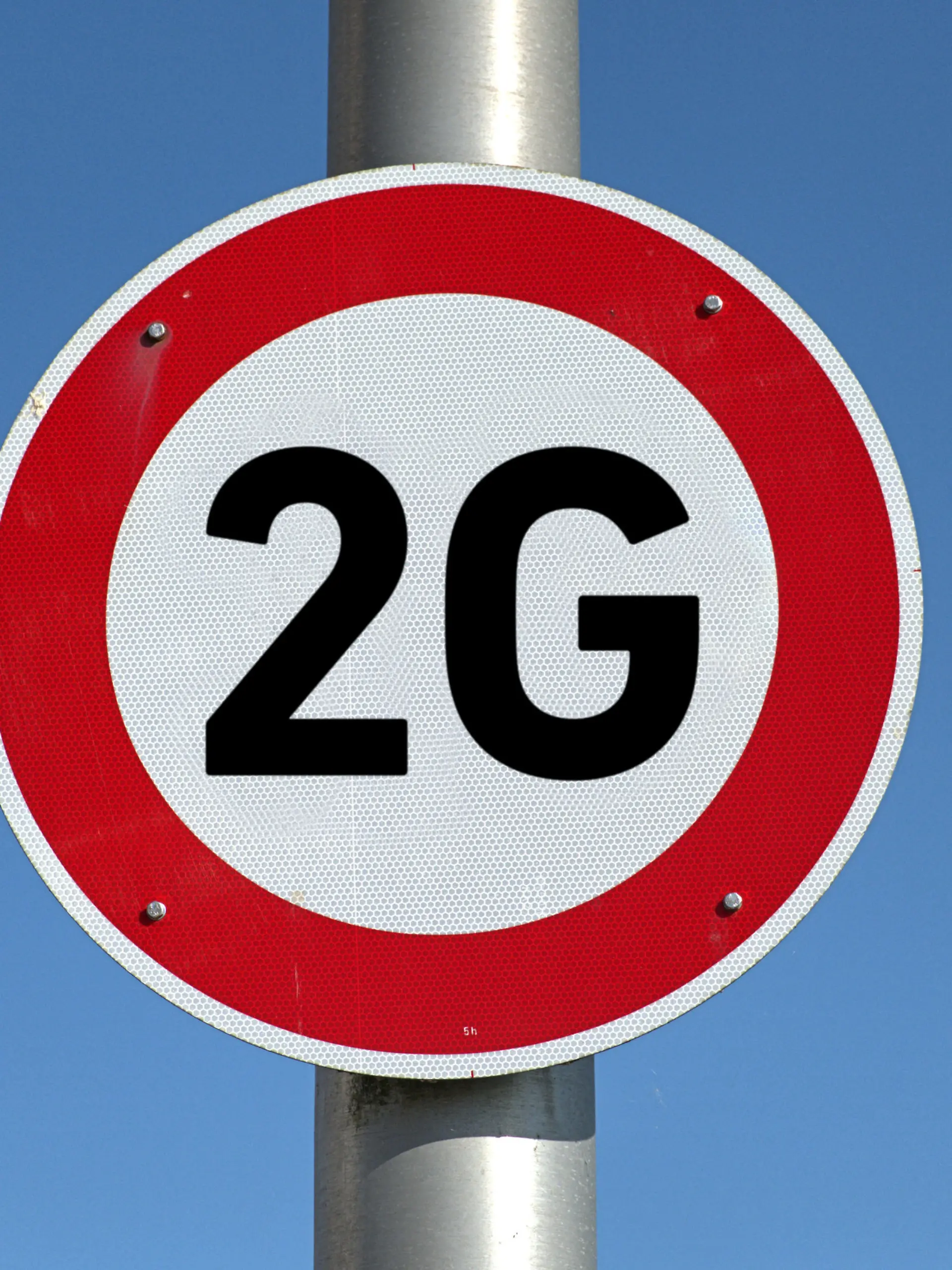 [M] Verkehrszeichen 274-xxx, für eine 2G-Regelung in runder Form an einem Laternenpfahl. 2G steht für geimpft oder genesen. Composing als Symbolbild zur Frage ob, wo und wann eine 2G- oder 3G-Regel angewendet werden sollte. +++ KEINE ECHTES VERKEHRSSCHILD +++