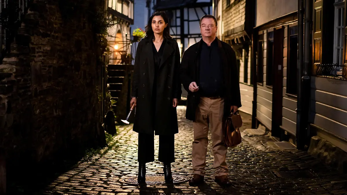 Dr. Schlesinger (Peter Kurth), Azra (Narges Rashidi)
Die Verwendung des sendungsbezogenen Materials ist nur mit dem Hinweis und Verlinkung auf TVNOW gestattet.