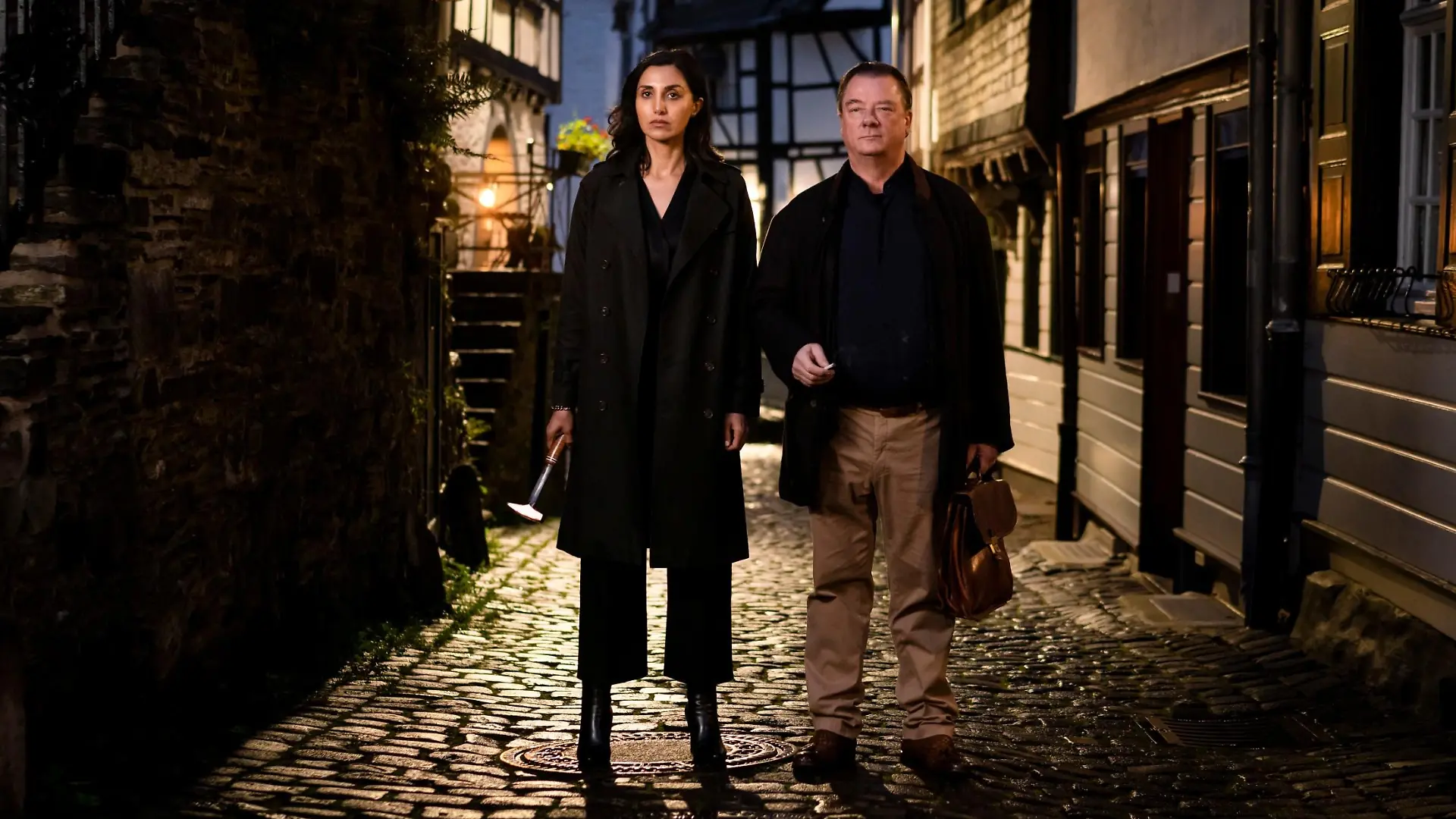 Dr. Schlesinger (Peter Kurth), Azra (Narges Rashidi)
Die Verwendung des sendungsbezogenen Materials ist nur mit dem Hinweis und Verlinkung auf TVNOW gestattet.