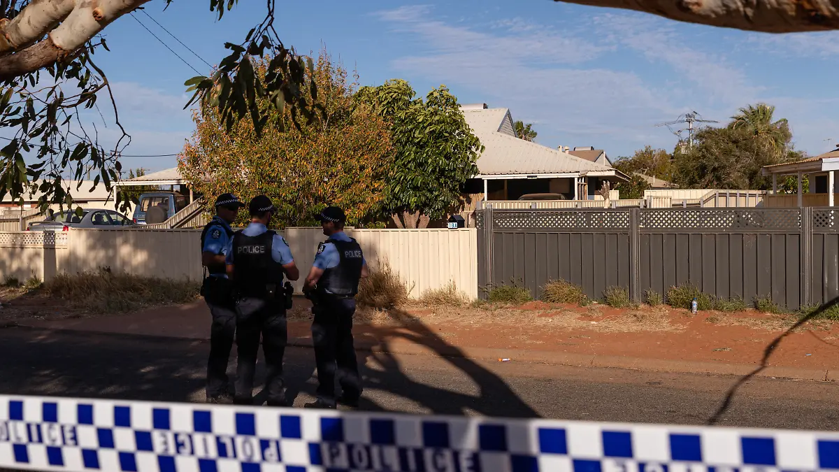  CLEO SMITH FOUND WA, Police stand guard outside the house where missing girl Cleo Smith 4 was rescued by Western Australian Police earlier this morning in the suburb of Brockman, Carnarvon, 900km north of the capital Perth in Western Australia, Wednesday, November 3, 2021. Four-year-old Cleo Smith has been found alive and well by West Australian police, more than two weeks after she disappeared from her family s tent at a remote West Australian campsite.  ACHTUNG: NUR REDAKTIONELLE NUTZUNG, KEINE ARCHIVIERUNG UND KEINE BUCHNUTZUNG PERTH WA AUSTRALIA PUBLICATIONxINxGERxSUIxAUTxONLY Copyright: xRICHARDxWAINWRIGHTx 20211103001592341764