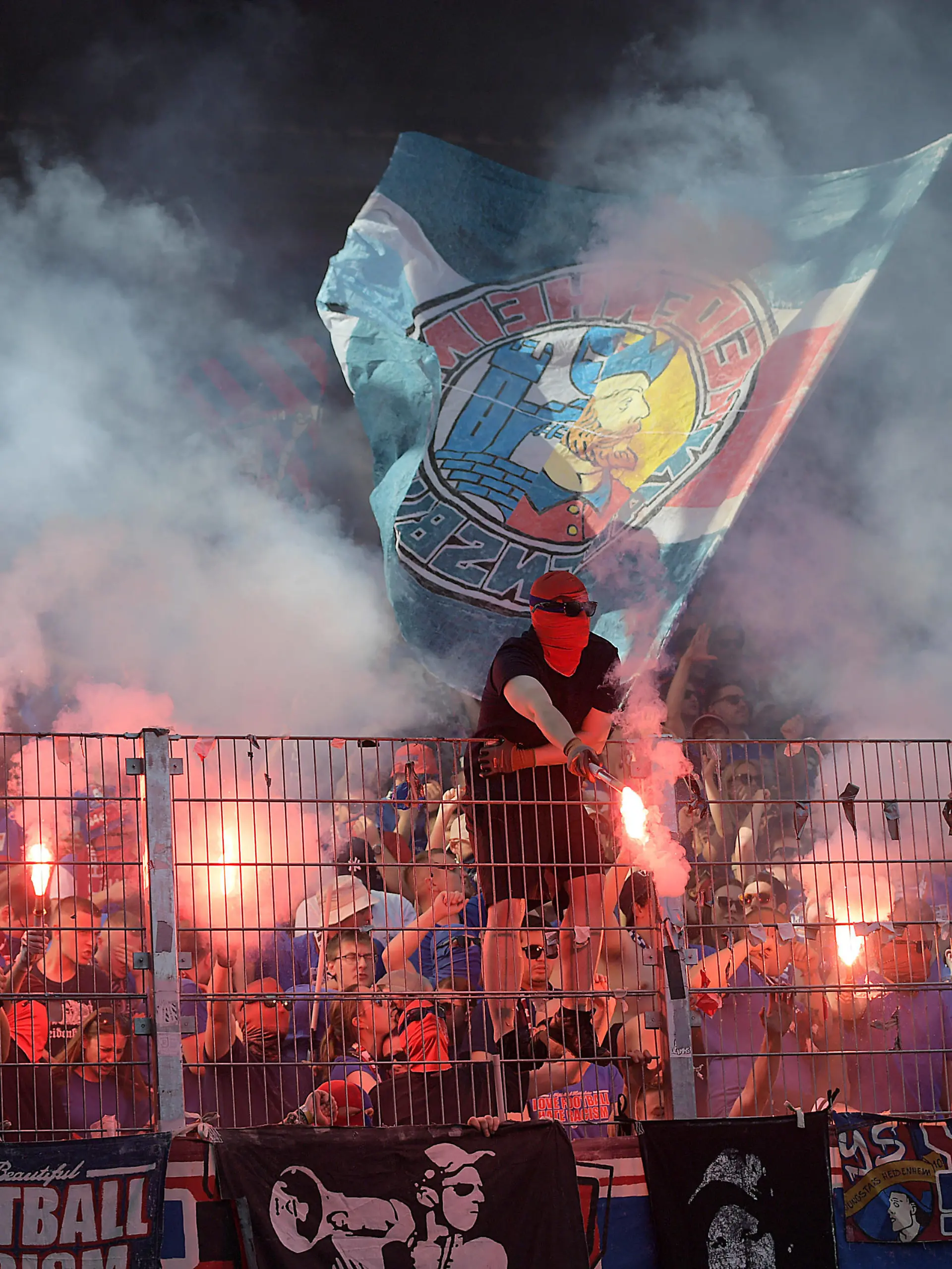 28.05.2023, xemx, Fussball 2.Bundesliga, Jahn Regensburg - 1.FC Heidenheim emspor, v.l. Fans von 1.FC Heidenheim, Fan, Stimmung, Trikot, Schal, Emotionen Pyrotechnik, Pyro, Rauch, Feuer, Randale, Bengalos, Rauchbomben, pirotecnica, fumo, fuoco DFL/DFB REGULATIONS PROHIBIT ANY USE OF PHOTOGRAPHS as IMAGE SEQUENCES and/or QUASI-VIDEO Regensburg *** 28 05 2023, xemx, football 2 Bundesliga, Jahn Regensburg 1 FC Heidenheim emspor, v l fans of 1 FC Heidenheim, fan, mood, jersey, scarf, emotions pyrotechnics, pyro, smoke, fire, riot, bengalos, smoke bombs, pirotecnica, fumo, fuoco DFL DFB REGULATES PROHIBIT ANY USE OF PHOTOGRAPHS as IMAGE SEQUENCES and or QUASI VIDEO Regensburg