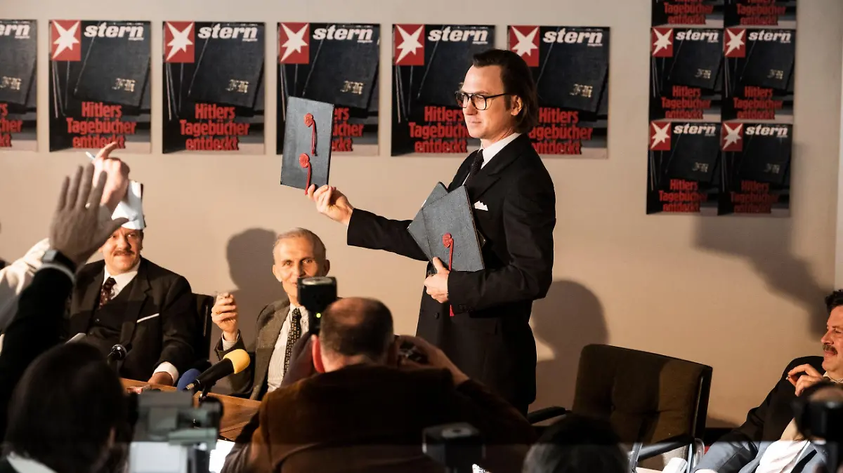 Pressekonferenz in der Stern Redaktion: Gerd Heidemann (Lars Eidinger) präsentiert die Hitler Tagebücher und liest aus ihnen vor.
Die Verwendung des sendungsbezogenen Materials ist nur mit dem Hinweis und Verlinkung auf TVNOW gestattet.