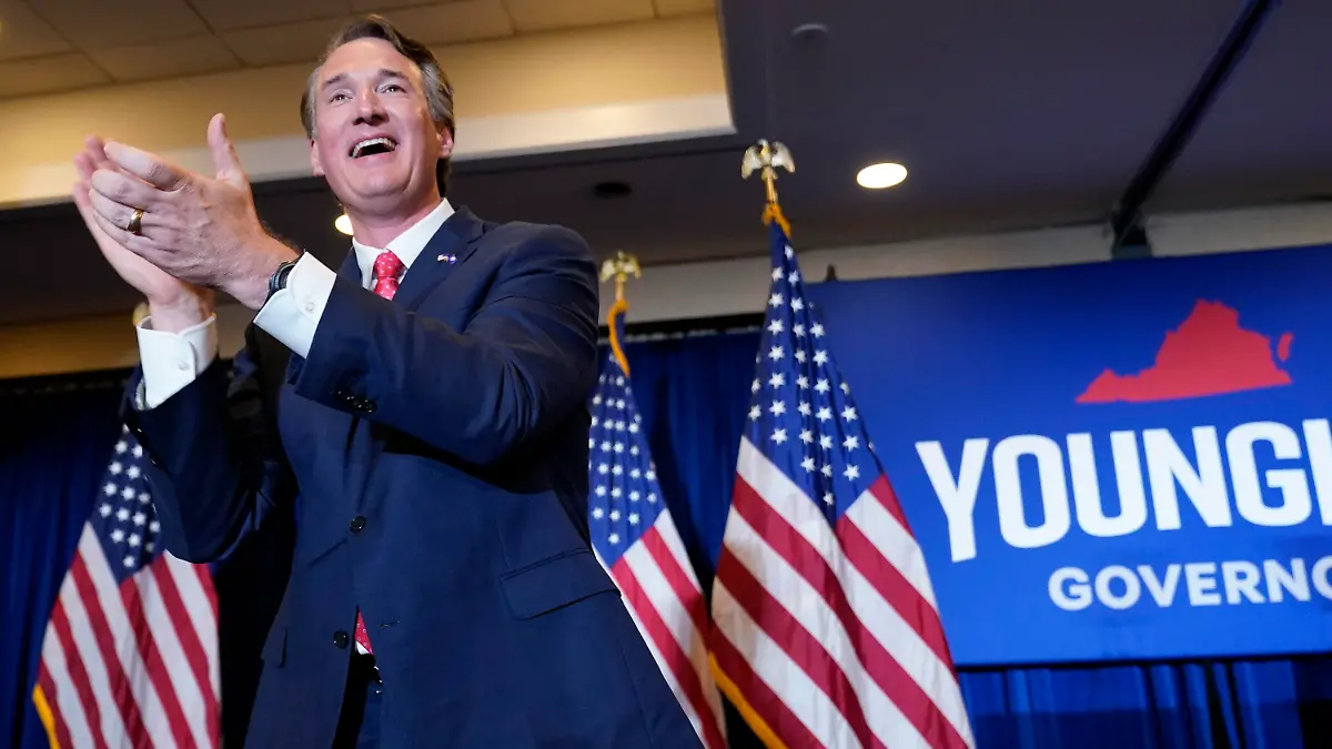 03.11.2021, USA, Chantilly: Glenn Youngkin, gewählter Gouverneur von Virginia, feiert seinen Wahlsieg bei einer Wahlparty, nachdem er den Demokraten McAuliffe besiegt hat. Foto: Andrew Harnik/AP/dpa +++ dpa-Bildfunk +++