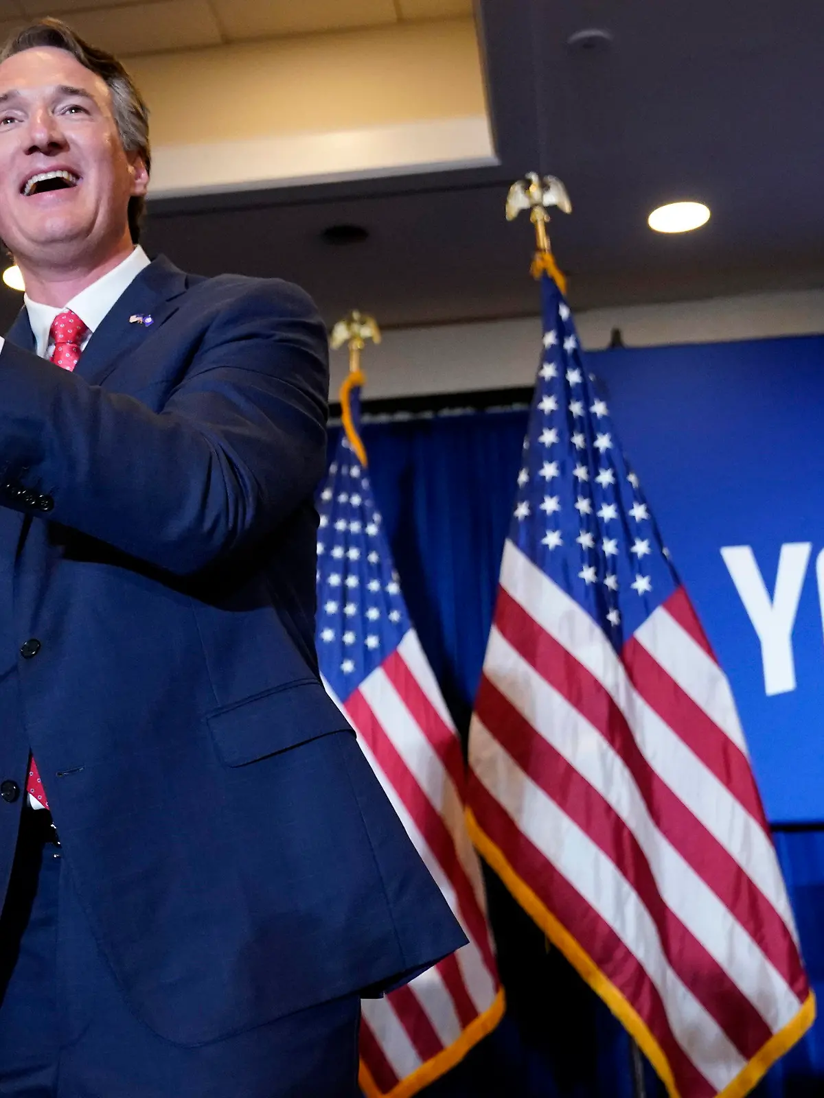 03.11.2021, USA, Chantilly: Glenn Youngkin, gewählter Gouverneur von Virginia, feiert seinen Wahlsieg bei einer Wahlparty, nachdem er den Demokraten McAuliffe besiegt hat. Foto: Andrew Harnik/AP/dpa +++ dpa-Bildfunk +++