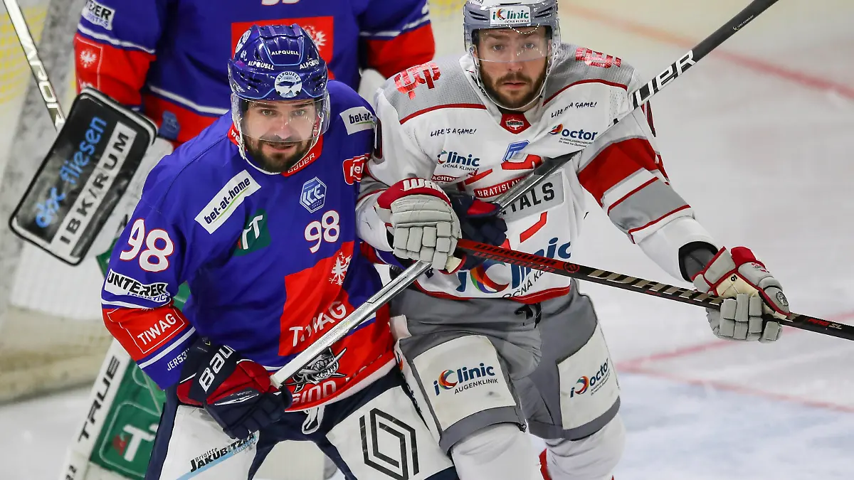 Ice hockey, Eishockey - ICEHL, Innsbruck vs Bratislava INNSBRUCK,AUSTRIA,21.SEP.21- ICE HOCKEY - ICE Hockey League, HC Innsbruck vs Bratislava Capitals. Image shows Jan Lattner Innsbruck and Boris Sadecky Bratislava. PUBLICATIONxNOTxINxAUTxSUIxSWE GEPAxpictures/xPatrickxSteiner