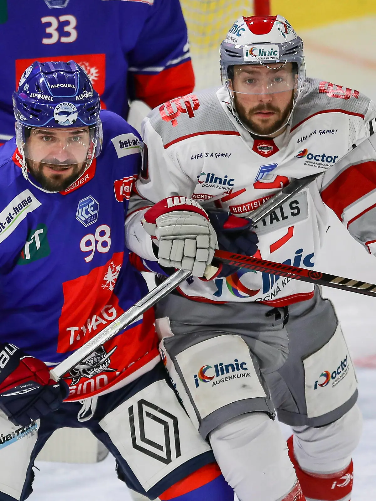  Ice hockey, Eishockey - ICEHL, Innsbruck vs Bratislava INNSBRUCK,AUSTRIA,21.SEP.21- ICE HOCKEY - ICE Hockey League, HC Innsbruck vs Bratislava Capitals. Image shows Jan Lattner Innsbruck and Boris Sadecky Bratislava. PUBLICATIONxNOTxINxAUTxSUIxSWE GEPAxpictures/xPatrickxSteiner 