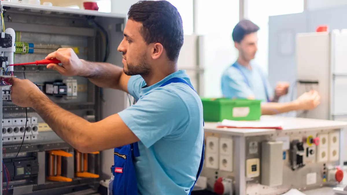26.04.2016, Sachsen, Leipzig: Der 19-jährige Mohammad aus Afghanistan arbeitet im Ausbildungszentrum der Siemens Professional Education an der Verdrahtung eines Schaltschranks. In der Siemens-Förderklasse erlernen insgesamt 17 junge Flüchtlinge im Alter von 18 bis 24 Jahre unter anderem die Grundlagen der Elektrotechnik, Grundlagen manueller Werkstoffbearbeitung und das Löten elektronischer Schaltungen. Foto: Monika Skolimowska/dpa-Zentralbild/dpa +++ dpa-Bildfunk +++