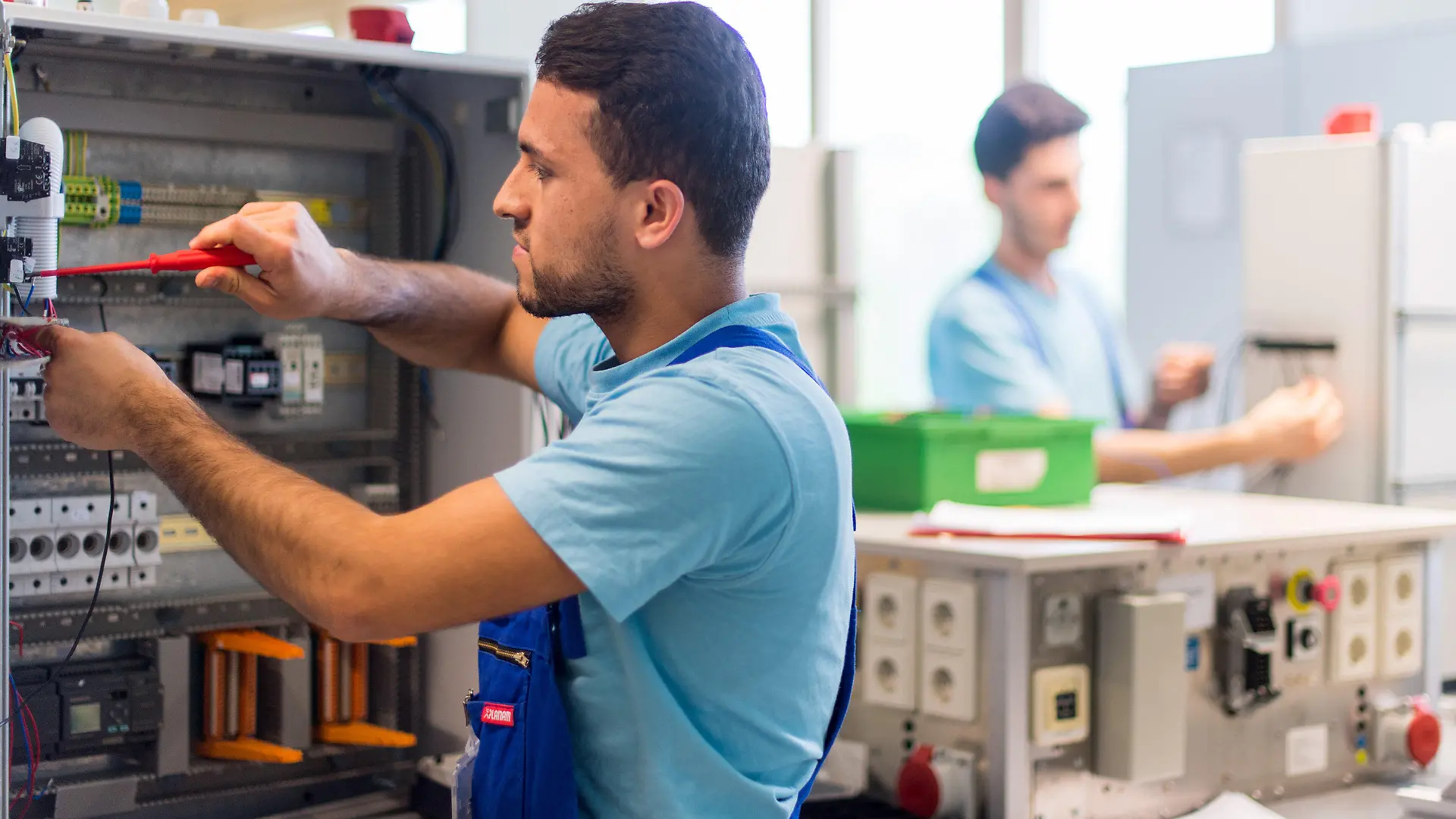 26.04.2016, Sachsen, Leipzig: Der 19-jährige Mohammad aus Afghanistan arbeitet im Ausbildungszentrum der Siemens Professional Education an der Verdrahtung eines Schaltschranks. In der Siemens-Förderklasse erlernen insgesamt 17 junge Flüchtlinge im Alter von 18 bis 24 Jahre unter anderem die Grundlagen der Elektrotechnik, Grundlagen manueller Werkstoffbearbeitung und das Löten elektronischer Schaltungen. Foto: Monika Skolimowska/dpa-Zentralbild/dpa +++ dpa-Bildfunk +++