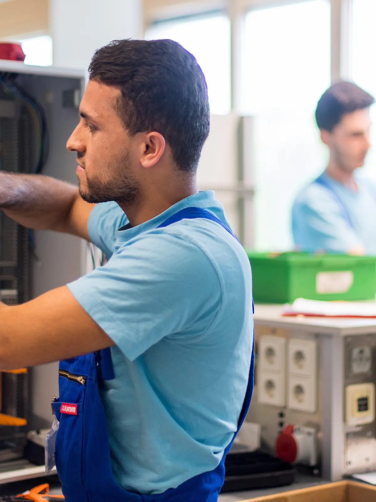 26.04.2016, Sachsen, Leipzig: Der 19-jährige Mohammad aus Afghanistan arbeitet im Ausbildungszentrum der Siemens Professional Education an der Verdrahtung eines Schaltschranks. In der Siemens-Förderklasse erlernen insgesamt 17 junge Flüchtlinge im Alter von 18 bis 24 Jahre unter anderem die Grundlagen der Elektrotechnik, Grundlagen manueller Werkstoffbearbeitung und das Löten elektronischer Schaltungen. Foto: Monika Skolimowska/dpa-Zentralbild/dpa +++ dpa-Bildfunk +++