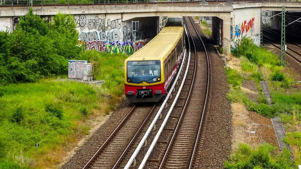 Auf dem Dach einer Berliner S-Bahn wurde am Sonntagmorgen ein toter Mann (19) gefunden.