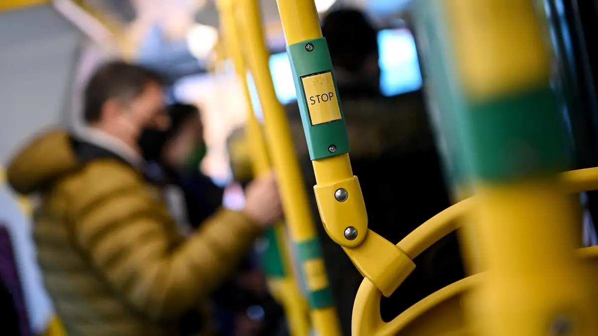 ARCHIV - 21.10.2020, Berlin: Fahrgäste fahren am Rande eines Pressetermins im Bus «Alexander Dennis Enviro500» der Berliner Verkehrsbetriebe. Für die täglichen Wege im Nahverkehr müssen Fahrgäste bald mehr bezahlen. Jedoch nicht überall in Deutschland. (zu dpa «Nahverkehrskunden zahlen teils kräftig drauf») Foto: Britta Pedersen/dpa-Zentralbild/dpa +++ dpa-Bildfunk +++