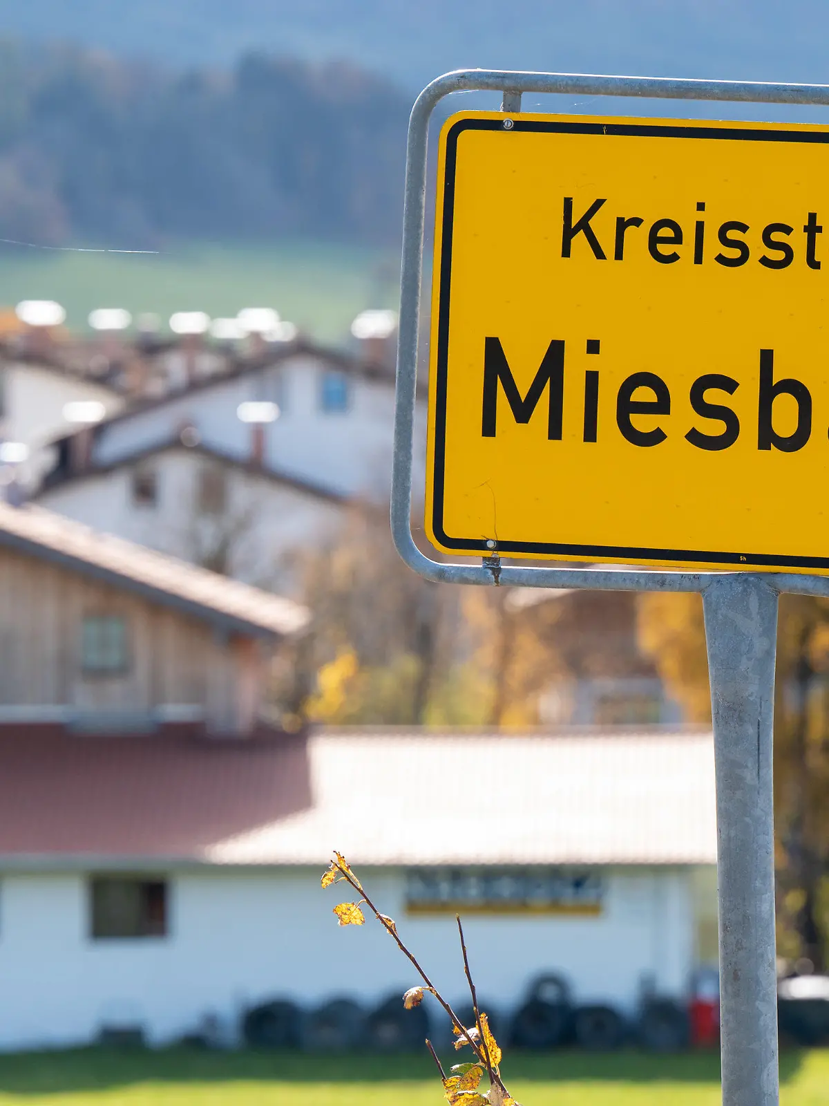 02.11.2021, Bayern, Miesbach: Das Ortsschild mit der Aufschrift «Kreisstadt Miesbach» steht an der Zufahrtsstraße zur Ortschaft. Der Landkreis Miesbach ist derzeit einer der vom Coronavirus am stärksten betroffenen Landkreise in Deutschland. Foto: Peter Kneffel/dpa +++ dpa-Bildfunk +++