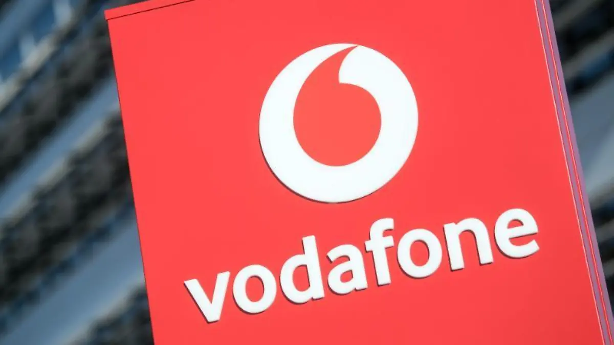 Das Vodafone-Logo steht vor der Vodafone-Deutschland-Zentrale