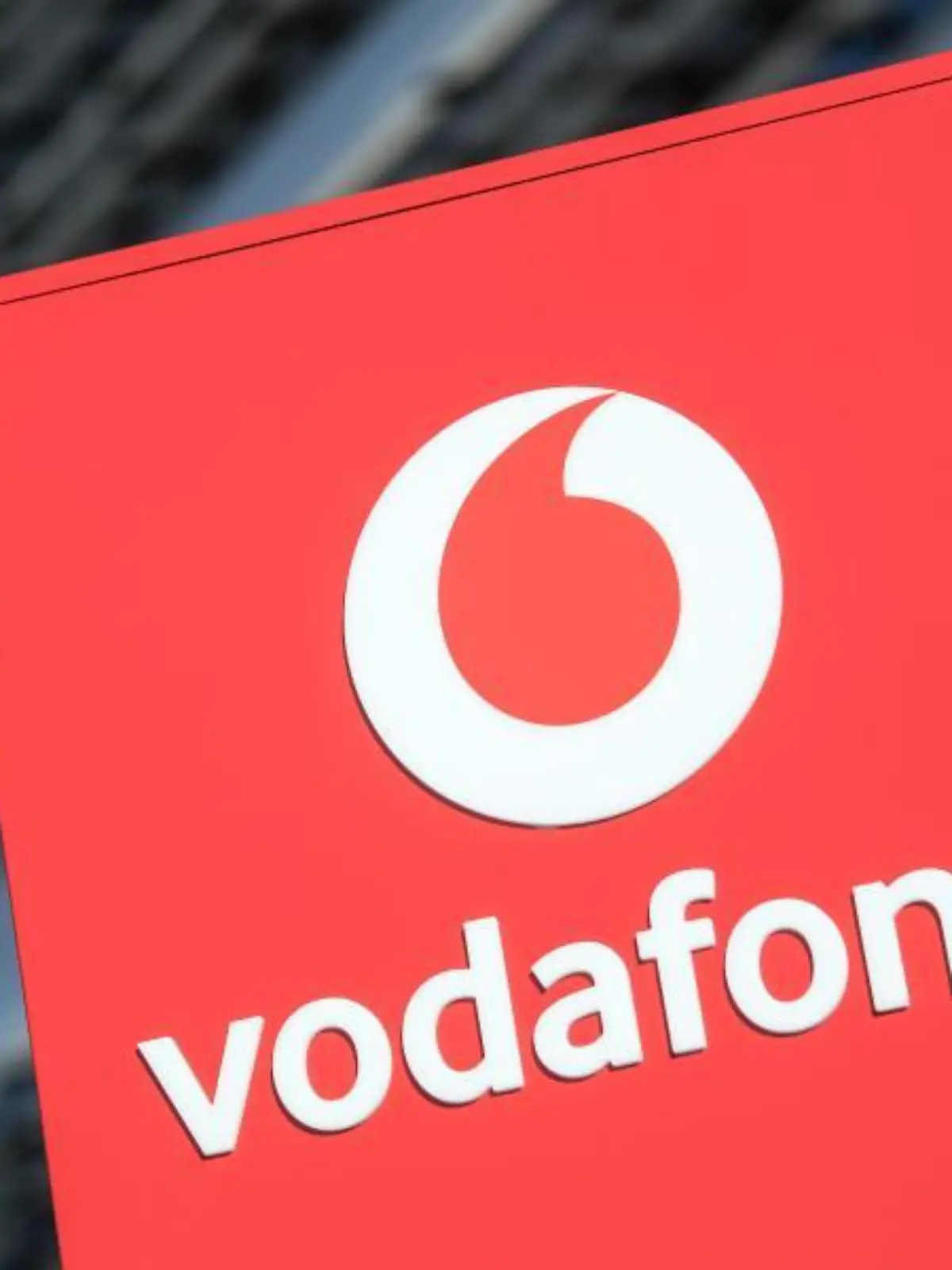 Das Vodafone-Logo steht vor der Vodafone-Deutschland-Zentrale
