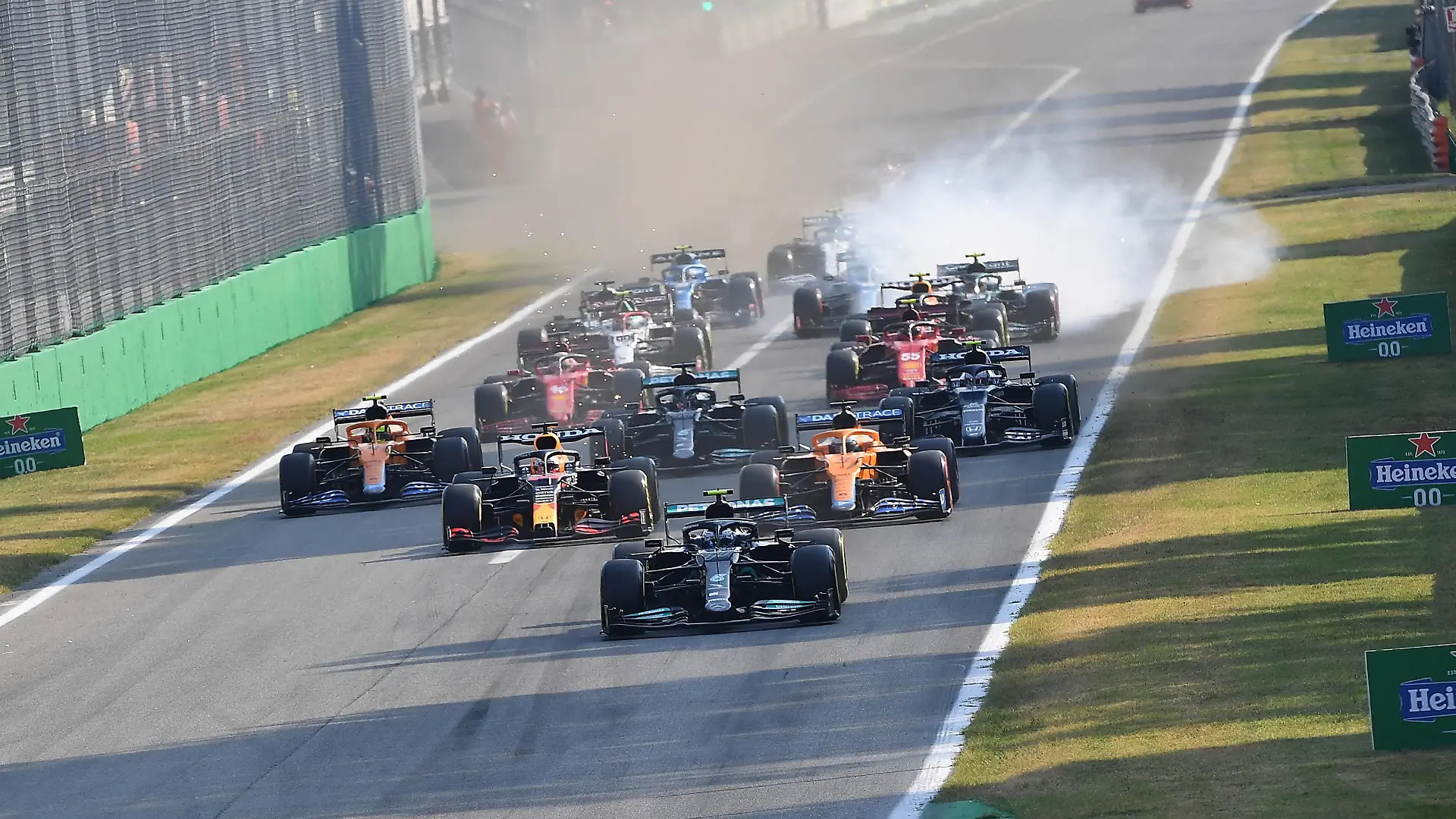  FORMULA 1 HEINEKEN GRAN PREMIO D ITALIA 2021 / 11.09.2021, Autodromo Nazionale di Monza, Monza, FORMULA 1 HEINEKEN GRAN PREMIO D ITALIA 2021 ,im Bild Start zum Sprintrennen: Valtteri Bottas FIN 77, Mercedes-AMG Petronas Formula One Team, Max Verstappen NEL 33, Red Bull Racing Honda, Daniel Ricciardo AUS 3, McLaren F1 Team, Lando Norris GBR 4, McLaren F1 Team, Lewis Hamilton GBR 44, Mercedes-AMG Petronas Formula One Team, Charles Leclerc MCO 16, Scuderia Ferrari Mission Winnow, Carlos Sainz Jr. ESP 55, Scuderia Ferrari Mission Winnow, Sergio, Perez MEX 11, Red Bull Racing Honda, Pierre Gasly FRA 10, Scuderia AlphaTauri Honda *** FORMULA 1 HEINEKEN GRAN PREMIO D ITALIA 2021 11 09 2021, Autodromo Nazionale di Monza, Monza, FORMULA 1 HEINEKEN GRAN PREMIO D ITALIA 2021 ,in picture start of sprint race Valtteri Bottas FIN 77 , Mercedes AMG Petronas Formula One Team, Max Verstappen NEL 33 , Red Bull Racing Honda, Daniel Ricciardo AUS 3 , McLaren F1 Team, Lando Norris GBR 4 , McLaren F1 Team, Lewis Hamilton GBR 44 , Mercedes AMG Petronas Formula One Team, Charles Leclerc MCO 16 , Scuderia Ferrari Mission Winnow, Carlos Sainz Jr ESP 55 , Scuderia Ferrari Mission Winnow, Sergio, Perez MEX 11 , Red Bull Racing Honda, Pierre Gasly FRA 10 , Scuderia AlphaTauri Honda nordphotoxGmbHx/xBratic nph00250