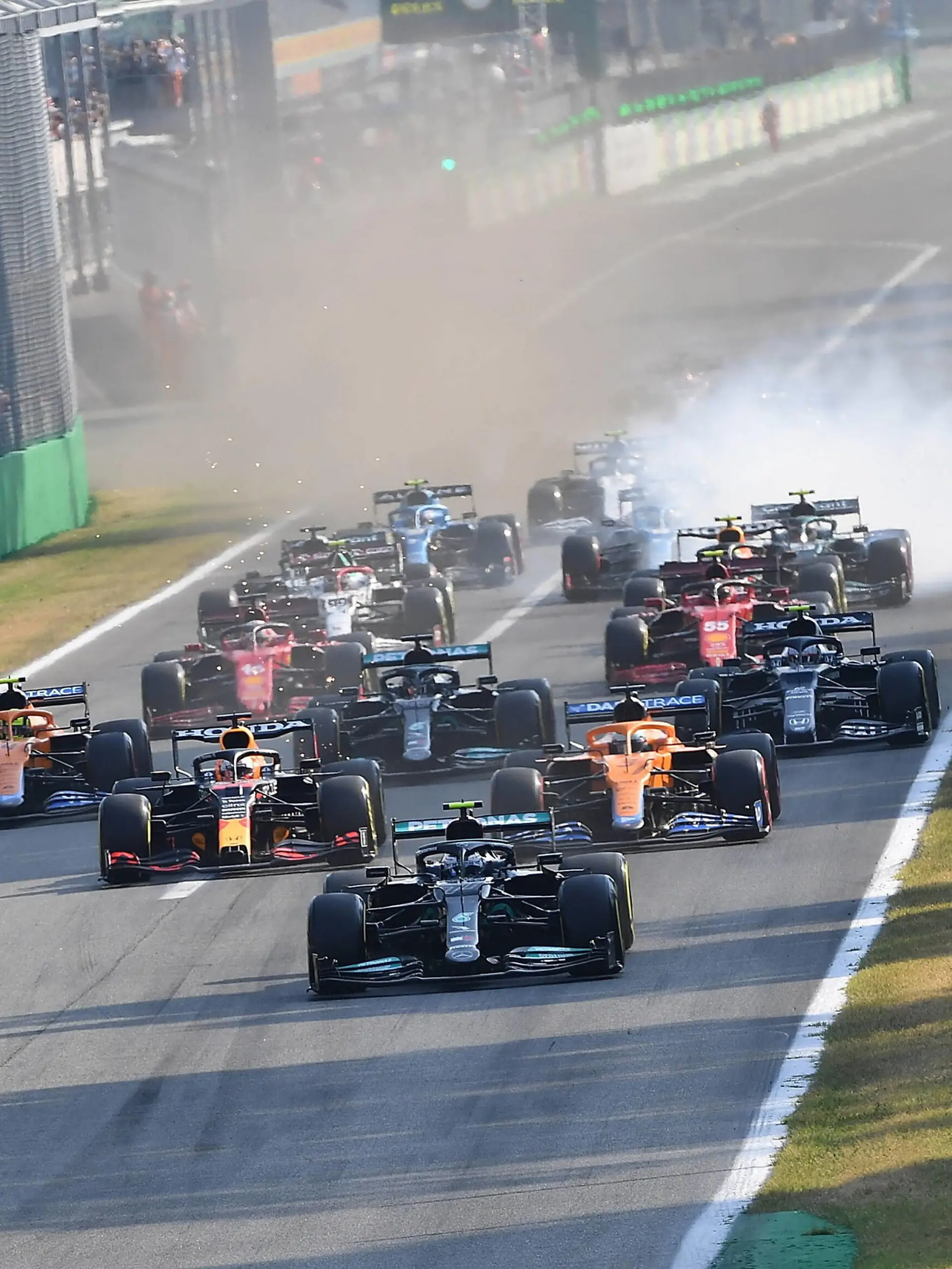  FORMULA 1 HEINEKEN GRAN PREMIO D ITALIA 2021 / 11.09.2021, Autodromo Nazionale di Monza, Monza, FORMULA 1 HEINEKEN GRAN PREMIO D ITALIA 2021 ,im Bild Start zum Sprintrennen: Valtteri Bottas FIN 77, Mercedes-AMG Petronas Formula One Team, Max Verstappen NEL 33, Red Bull Racing Honda, Daniel Ricciardo AUS 3, McLaren F1 Team, Lando Norris GBR 4, McLaren F1 Team, Lewis Hamilton GBR 44, Mercedes-AMG Petronas Formula One Team, Charles Leclerc MCO 16, Scuderia Ferrari Mission Winnow, Carlos Sainz Jr. ESP 55, Scuderia Ferrari Mission Winnow, Sergio, Perez MEX 11, Red Bull Racing Honda, Pierre Gasly FRA 10, Scuderia AlphaTauri Honda *** FORMULA 1 HEINEKEN GRAN PREMIO D ITALIA 2021 11 09 2021, Autodromo Nazionale di Monza, Monza, FORMULA 1 HEINEKEN GRAN PREMIO D ITALIA 2021 ,in picture start of sprint race Valtteri Bottas FIN 77 , Mercedes AMG Petronas Formula One Team, Max Verstappen NEL 33 , Red Bull Racing Honda, Daniel Ricciardo AUS 3 , McLaren F1 Team, Lando Norris GBR 4 , McLaren F1 Team, Lewis Hamilton GBR 44 , Mercedes AMG Petronas Formula One Team, Charles Leclerc MCO 16 , Scuderia Ferrari Mission Winnow, Carlos Sainz Jr ESP 55 , Scuderia Ferrari Mission Winnow, Sergio, Perez MEX 11 , Red Bull Racing Honda, Pierre Gasly FRA 10 , Scuderia AlphaTauri Honda nordphotoxGmbHx/xBratic nph00250