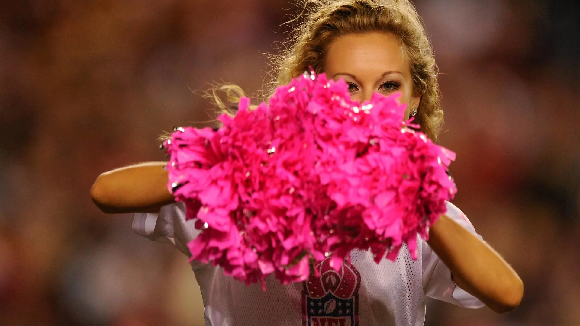 OCT 06, 2014 : Washington Redskins cheerleader perform during the Monday Night Football matchup between the Seattle Seahawks and the Washington Redskins at FedEx Field in Landover, MD. NFL American Football Herren USA 2014: Seahawks vs Redskins OCT 06 PUBLICATIONxINxGERxSUIxAUTxONLY - ZUMAcjm_

OCT 06 2014 Washington Redskins Cheerleader Perform during The Monday Night Football matchup between The Seattle Seahawks and The Washington Redskins AT FedEx Field in Landover MD NFL American Football men USA 2014 Seahawks vs Redskins OCT 06 PUBLICATIONxINxGERxSUIxAUTxONLY