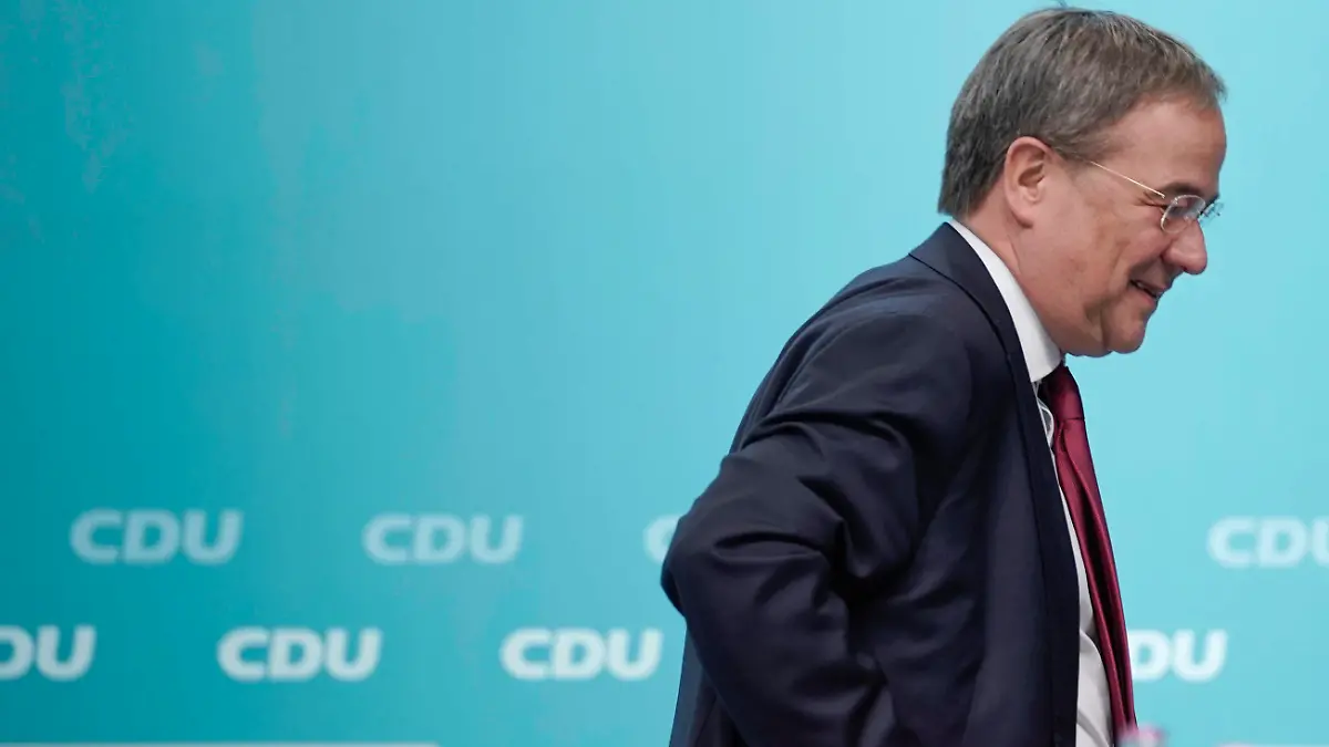 43. CDU Landesparteitag in Bielefeld Aktuell, 23.10.2021, Bielefeld, Armin Laschet Mitglied des Landtag Ministerpraesident des Landes Nordrhein-Westfalen und Vorsitzender der CDU Deutschlands macht Platz und tauscht das das Namenschild auf seinem Platz mit dem Namensschild von Hendrik Wuest aus, der naechsten Mittwoch zum Ministerpraesidenten von Nordrhein-Westfalen gewaehlt wird beim 43. Landesparteitag in Bielefeld Bielefeld Nordrhein-Westfalen Deutschland *** 43 CDU state party conference in Bielefeld News, 23 10 2021, Bielefeld, Armin Laschet Member of the State Parliament State Premier of North Rhine Westphalia and Chairman of the CDU of Germany makes way and exchanges the name badge on his seat with the name badge of Hendrik Wuest, w