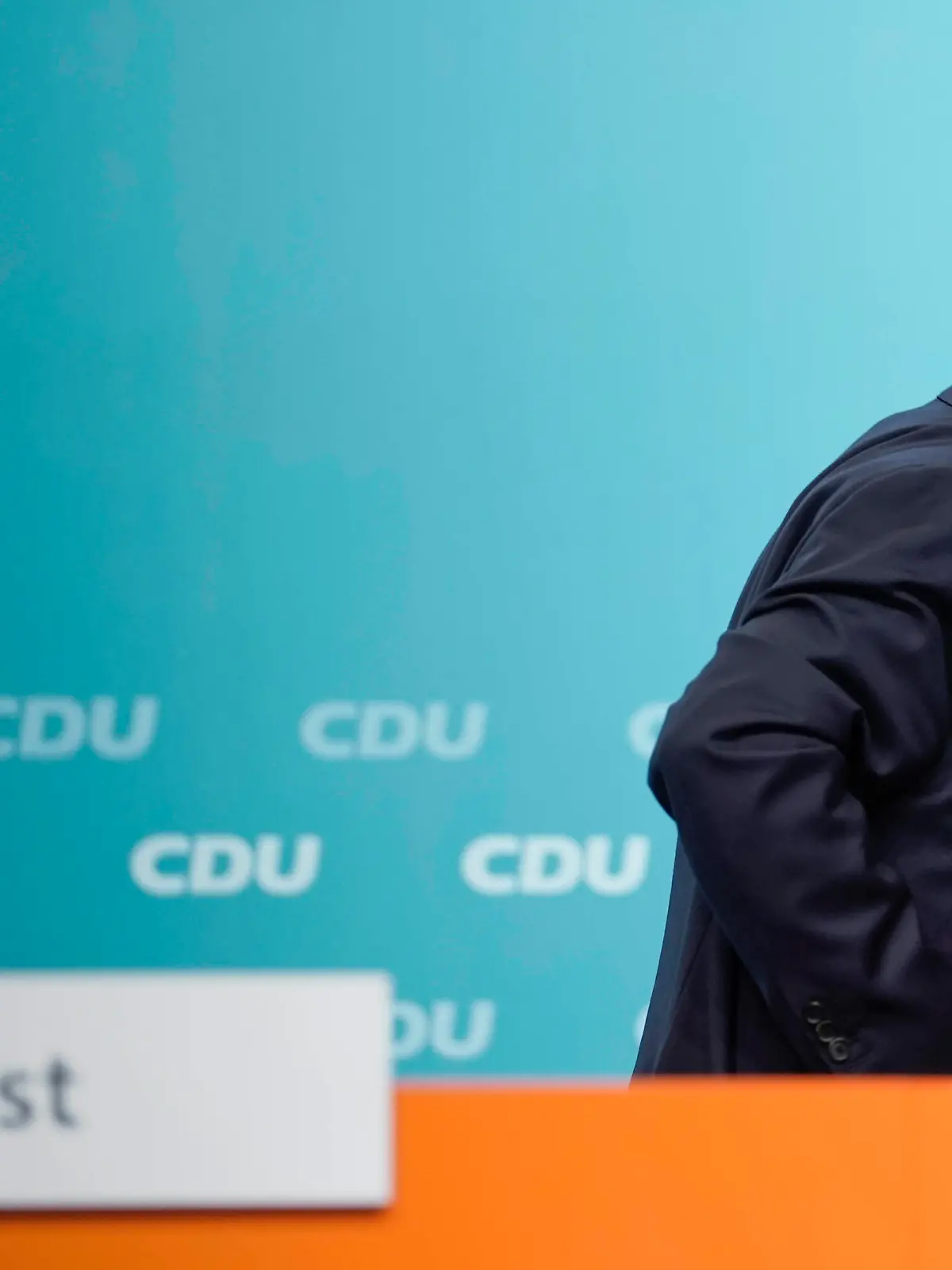  43. CDU Landesparteitag in Bielefeld Aktuell, 23.10.2021, Bielefeld, Armin Laschet Mitglied des Landtag Ministerpraesident des Landes Nordrhein-Westfalen und Vorsitzender der CDU Deutschlands macht Platz und tauscht das das Namenschild auf seinem Platz mit dem Namensschild von Hendrik Wuest aus, der naechsten Mittwoch zum Ministerpraesidenten von Nordrhein-Westfalen gewaehlt wird beim 43. Landesparteitag in Bielefeld Bielefeld Nordrhein-Westfalen Deutschland *** 43 CDU state party conference in Bielefeld News, 23 10 2021, Bielefeld, Armin Laschet Member of the State Parliament State Premier of North Rhine Westphalia and Chairman of the CDU of Germany makes way and exchanges the name badge on his seat with the name badge of Hendrik Wuest, w