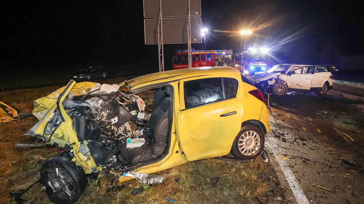 01.11.2021, Baden-Württemberg, Uttenweiler: Zwei demolierte Autos stehen nach einer Frontalkollision auf der B312 zwischen Uttenweiler und Uttenweihler Ahlen. Bei den Unfall sind drei Personen tödlich verletzt worden. Foto: Thomas Warnack/dpa +++ dpa-Bildfunk +++