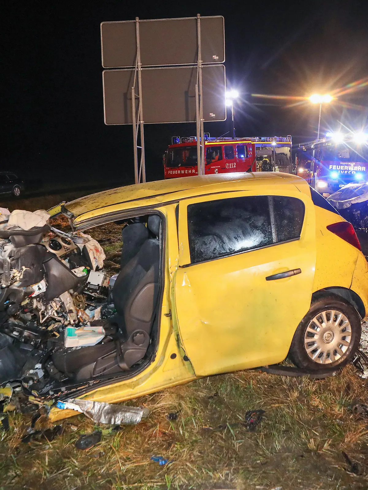 01.11.2021, Baden-Württemberg, Uttenweiler: Zwei demolierte Autos stehen nach einer Frontalkollision auf der B312 zwischen Uttenweiler und Uttenweihler Ahlen. Bei den Unfall sind drei Personen tödlich verletzt worden. Foto: Thomas Warnack/dpa +++ dpa-Bildfunk +++