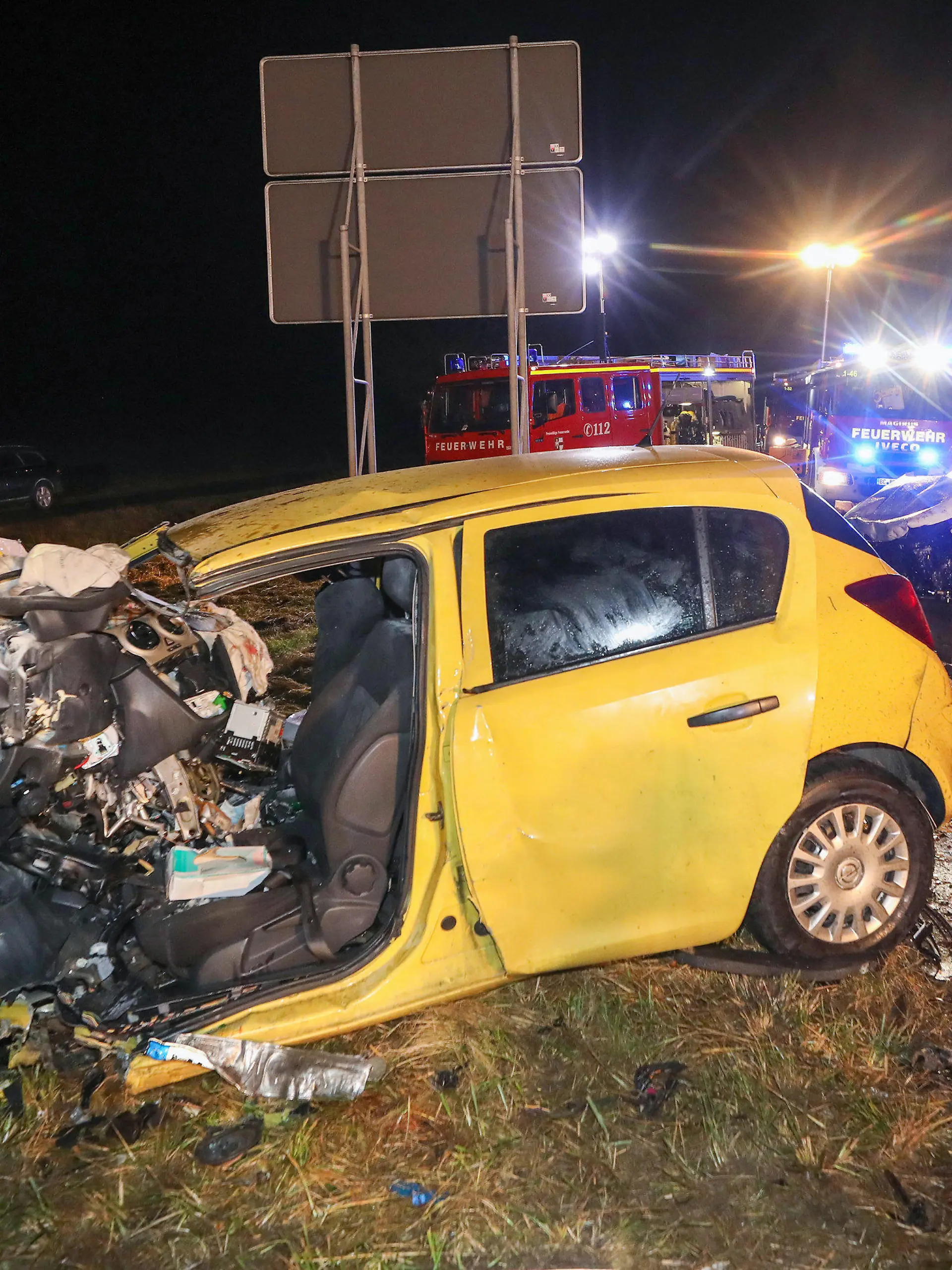 01.11.2021, Baden-Württemberg, Uttenweiler: Zwei demolierte Autos stehen nach einer Frontalkollision auf der B312 zwischen Uttenweiler und Uttenweihler Ahlen. Bei den Unfall sind drei Personen tödlich verletzt worden. Foto: Thomas Warnack/dpa +++ dpa-Bildfunk +++
