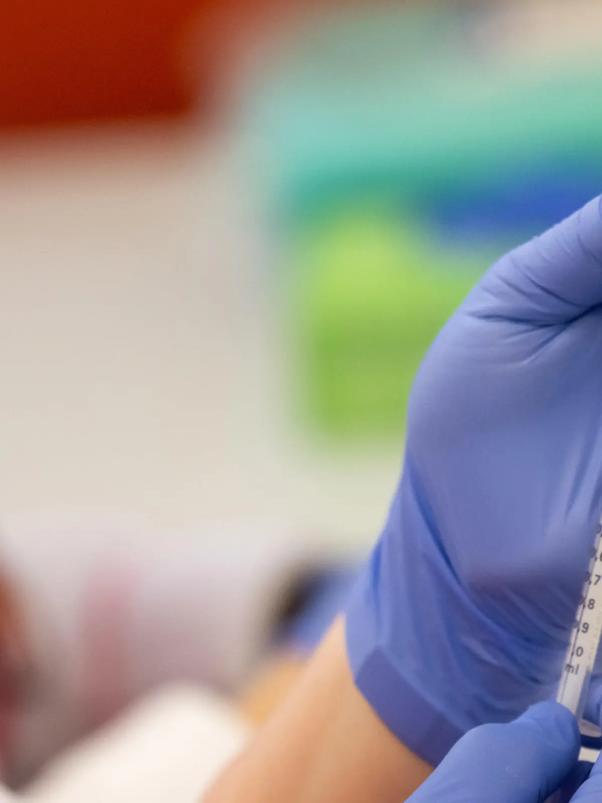 ARCHIV - 13.01.2021, Thüringen, Weimar: Eine Impfung mit dem Impfstoff von Biontech/Pfizer wird vorbereitet. (zu dpa "Rund 2700 Corona-Infektionen nach doppelter Impfung in Thüringen") Foto: Michael Reichel/dpa-Zentralbild/dpa - ACHTUNG: Dieses Foto hat dpa bereits im Bildfunk gesendet +++ dpa-Bildfunk +++