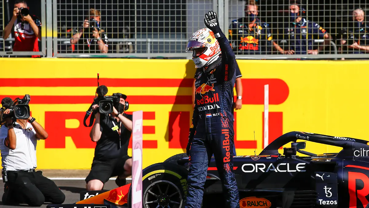 VERSTAPPEN Max ned, Red Bull Racing Honda RB16B, portrait celebrating his first position during the Sprint Race Formula 1 Pirelli British Grand Prix 2021, 10th round of the 2021 FIA Formula One World Championship, WM, Weltmeisterschaft from July 16 to 18, 2021 on the Silverstone Circuit, in Silverstone, United Kingdom - FORMULE 1 : Grand prix de Grande Bretagne - Sprint - Silverstone - 17/07/2021 DPPI/PANORAMIC PUBLICATIONxNOTxINxFRAxITAxBEL 00121020__B3_9113_1